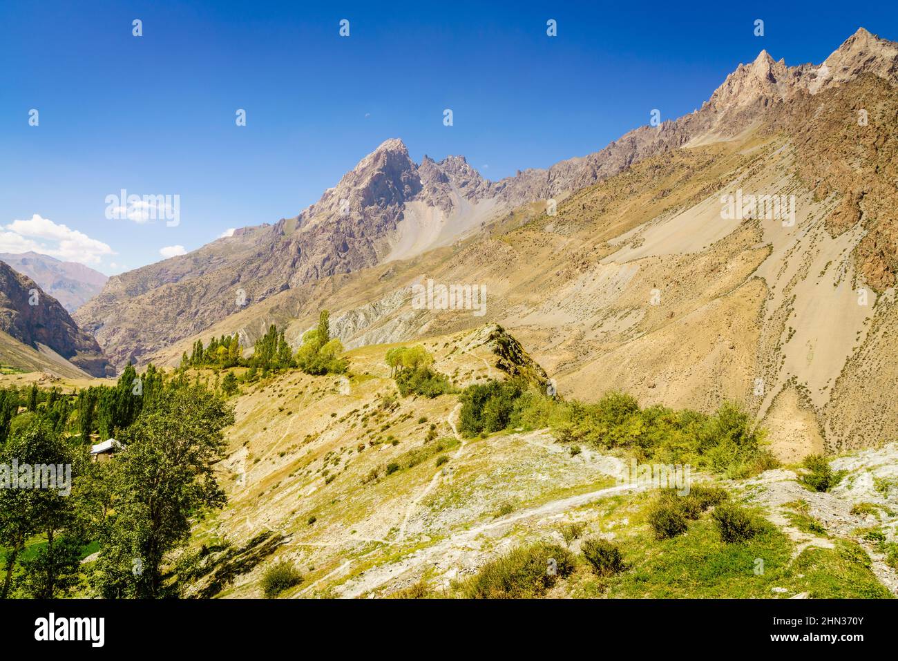 Panoramablick auf das Yaghnob-Tal und ein Bergdorf in Tadschikistan Stockfoto