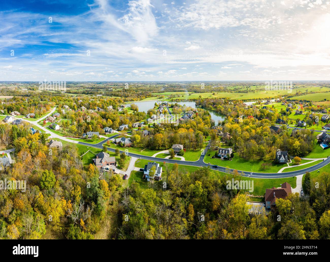 Luftaufnahmen der Wohnunterteilung durch einen See in Central Kentucky im Herbst Stockfoto
