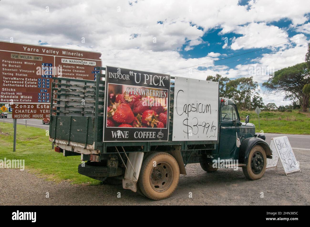 Schilder vor einer landwirtschaftlichen Verkaufsstelle am Maroondah Highway, Coldstream im Yarra Valley in Victoria, Australien Stockfoto