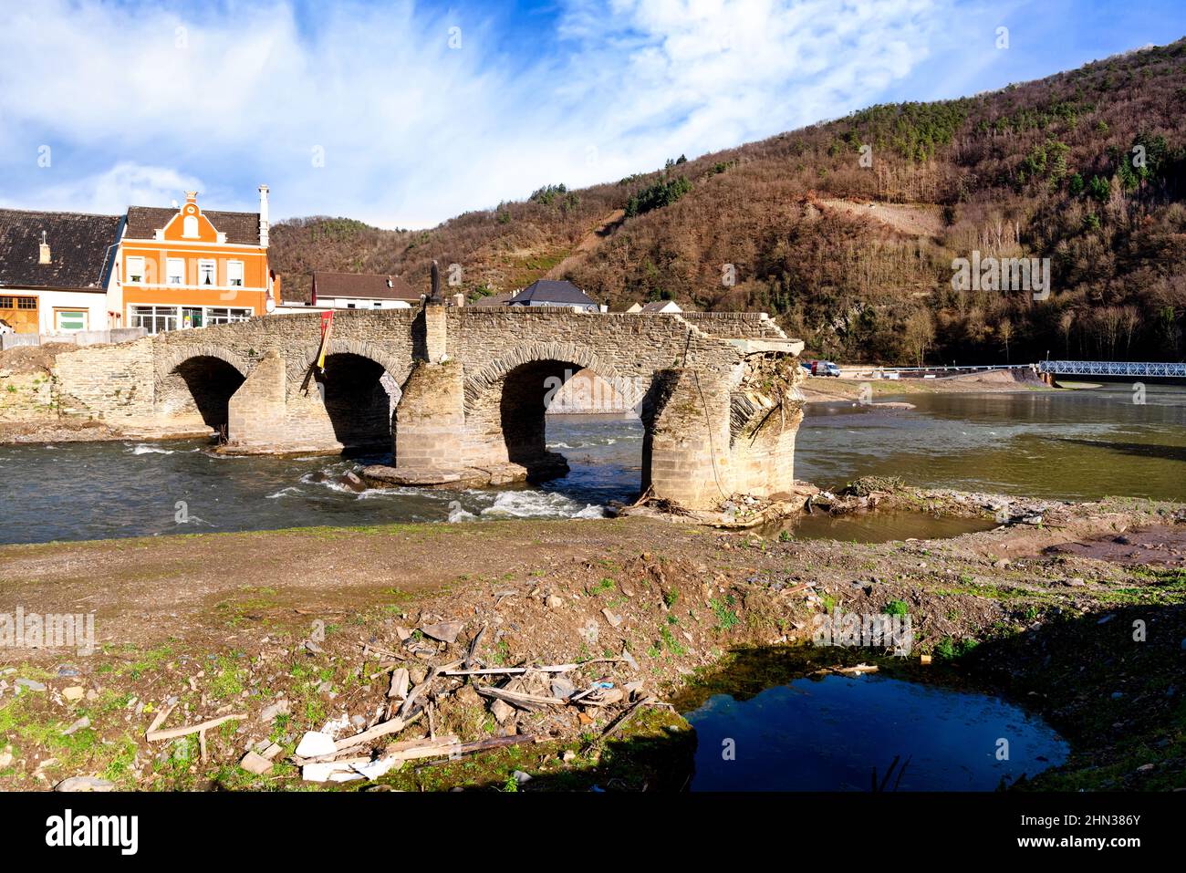 Hochwasserschäden in Ahrtal und Eifel. Rekonstruktion nach Bereinigung. Nepomukbrücke in Rech, Deutschland Stockfoto