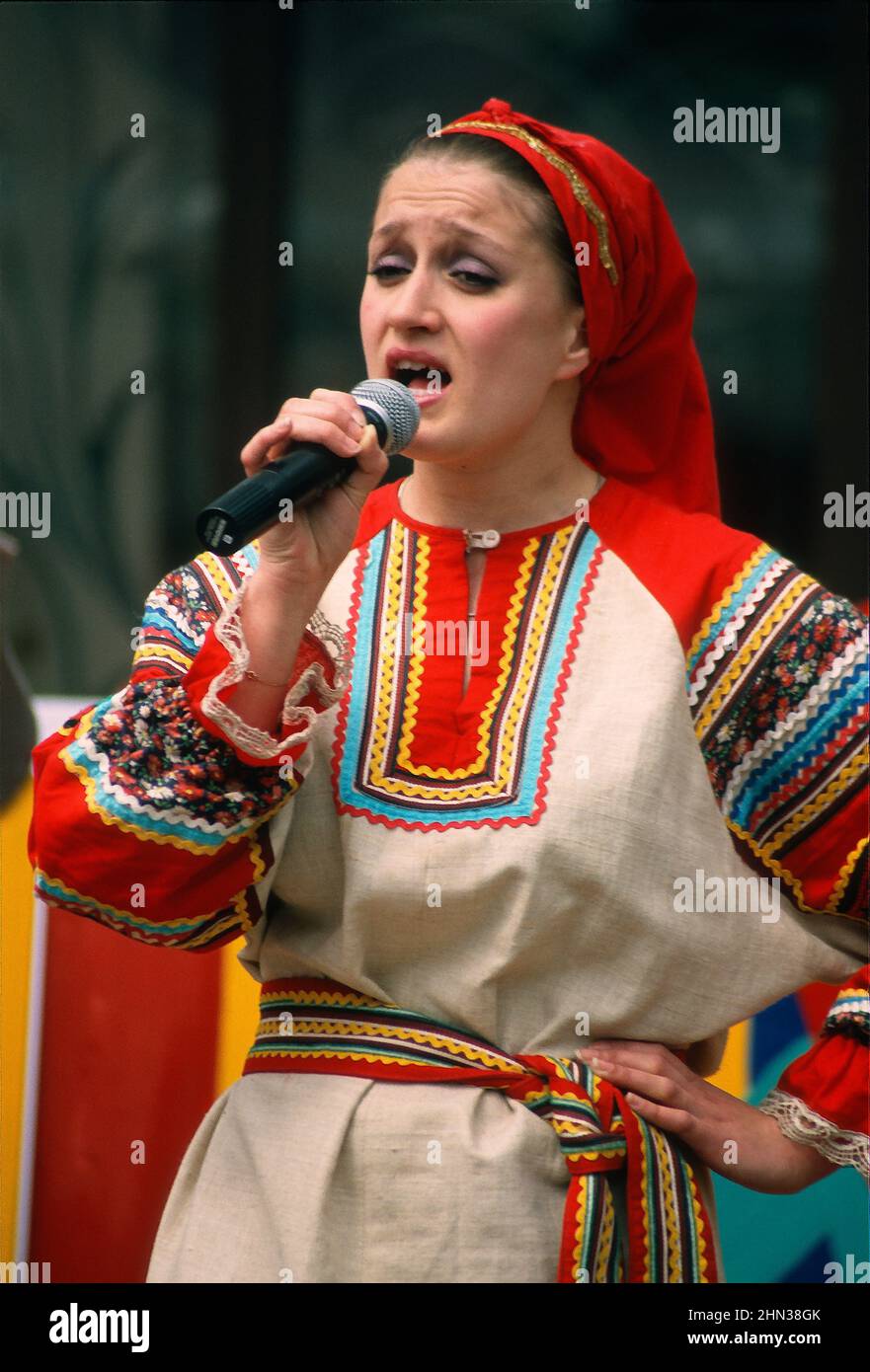 Russische Volkssängerin tritt bei der jährlichen Parade zum Stadttag in Jaroslawl, Russland, auf Stockfoto