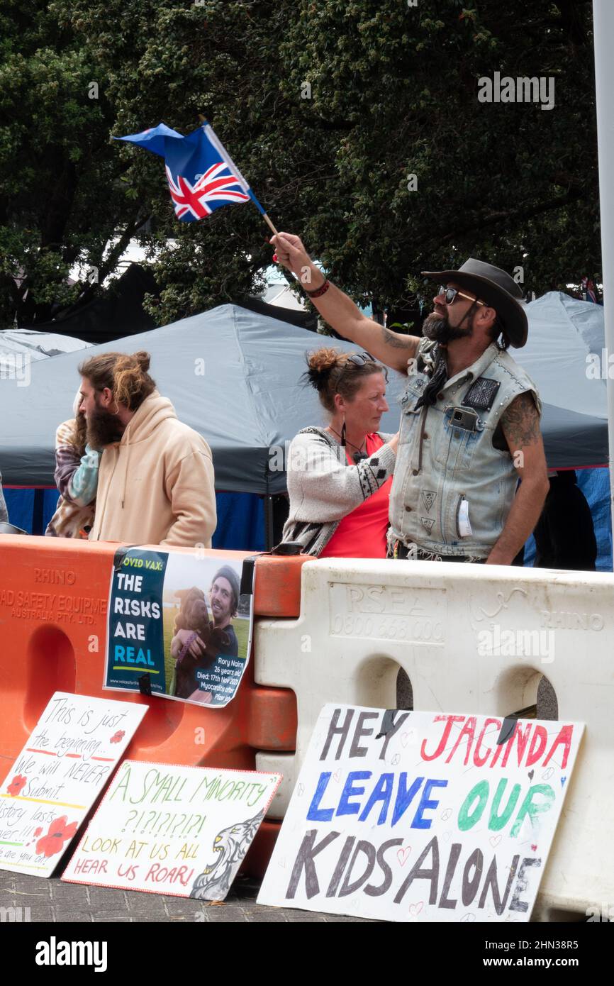 Menschenmenge, die vor dem parlament in Wellington, Neuseeland, gegen kovidierte Impfstoffmandate protestiert Stockfoto