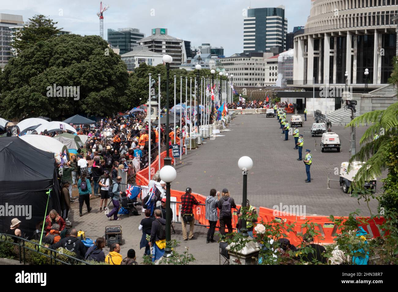 Menschenmenge, die vor dem parlament in Wellington, Neuseeland, gegen kovidierte Impfstoffmandate protestiert Stockfoto