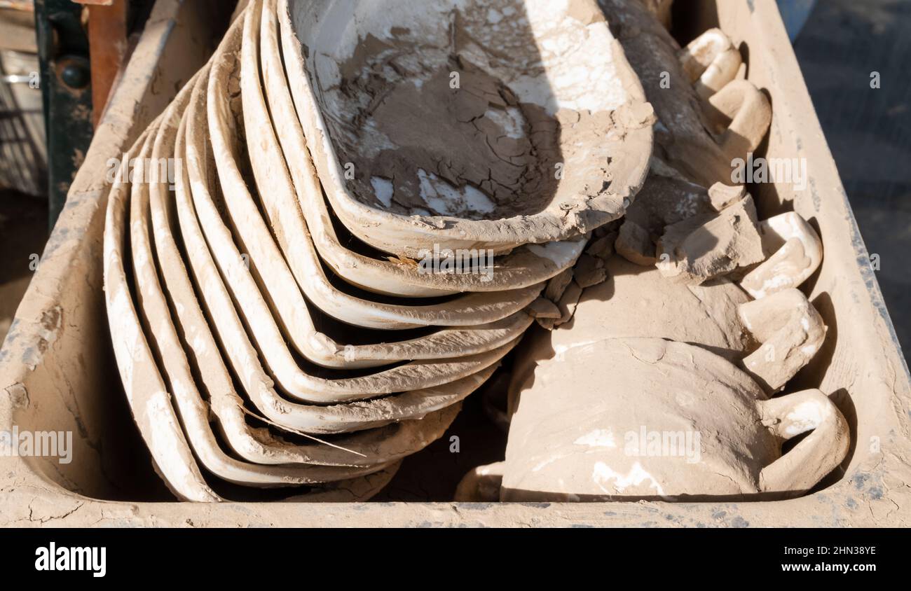 Gastronomie Geschirr vor der Flut gerettet. Schlammiges Geschirr. . Hochwasserschäden in Ahrtal und Eifel. Stockfoto