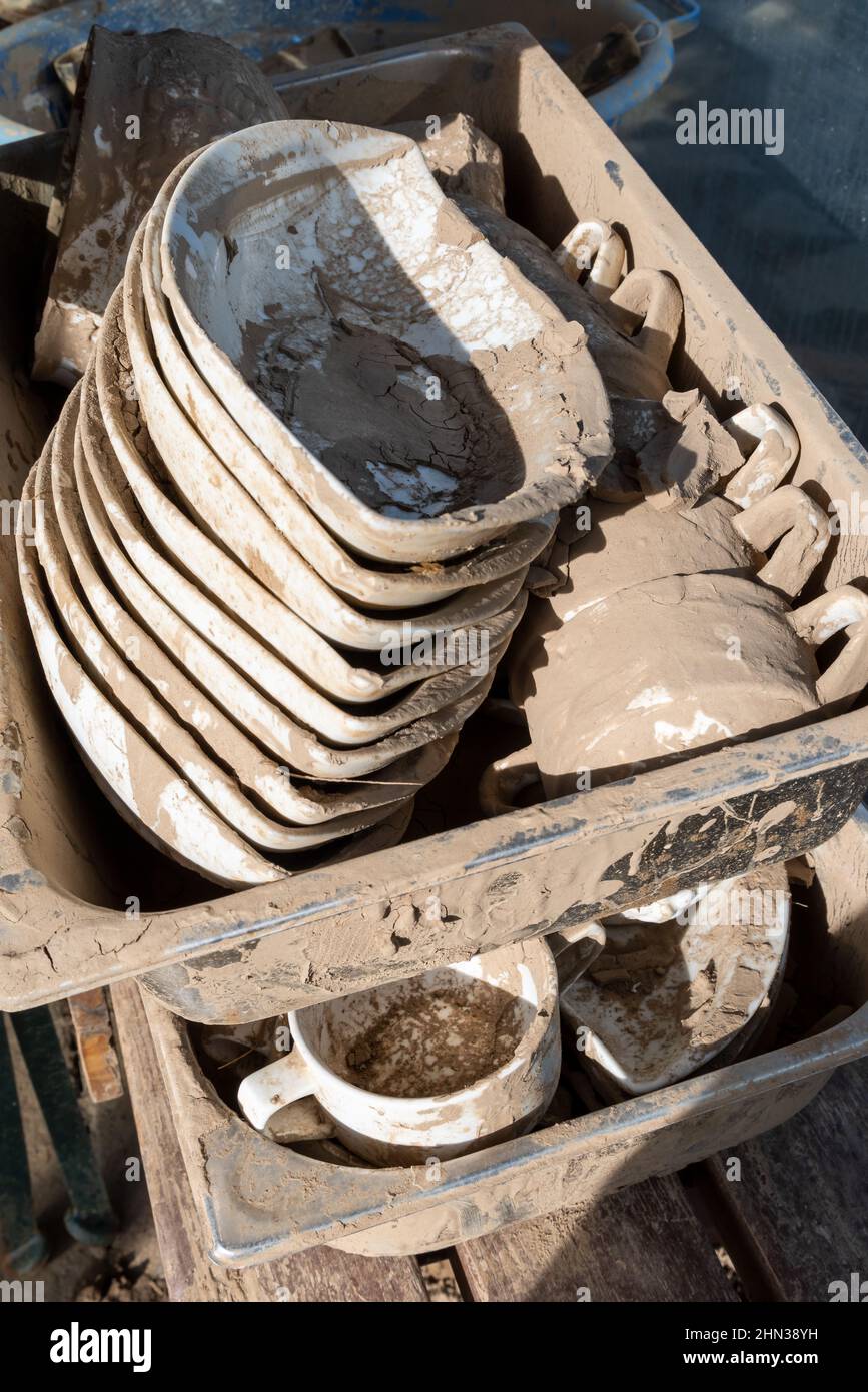 Gastronomie Geschirr vor der Flut gerettet. Schlammiges Geschirr. . Hochwasserschäden in Ahrtal und Eifel. Stockfoto