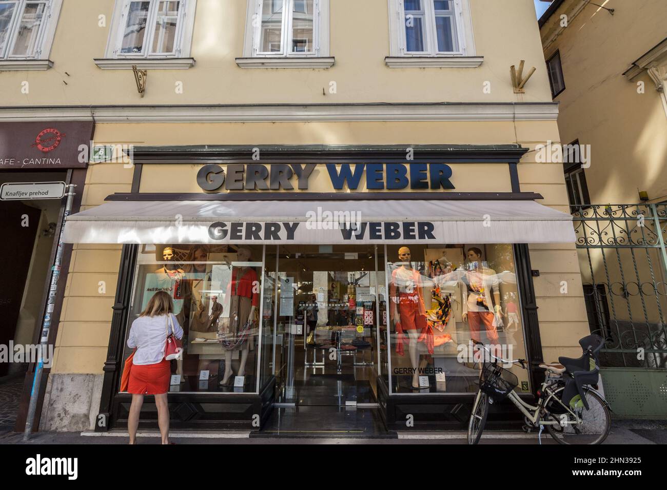 Bild eines Schildes mit dem Logo von Gerry Weber auf einem Laden in Ljubljana. Die Gerry Weber International AG ist ein deutscher Hersteller und Einzelhändler Stockfoto
