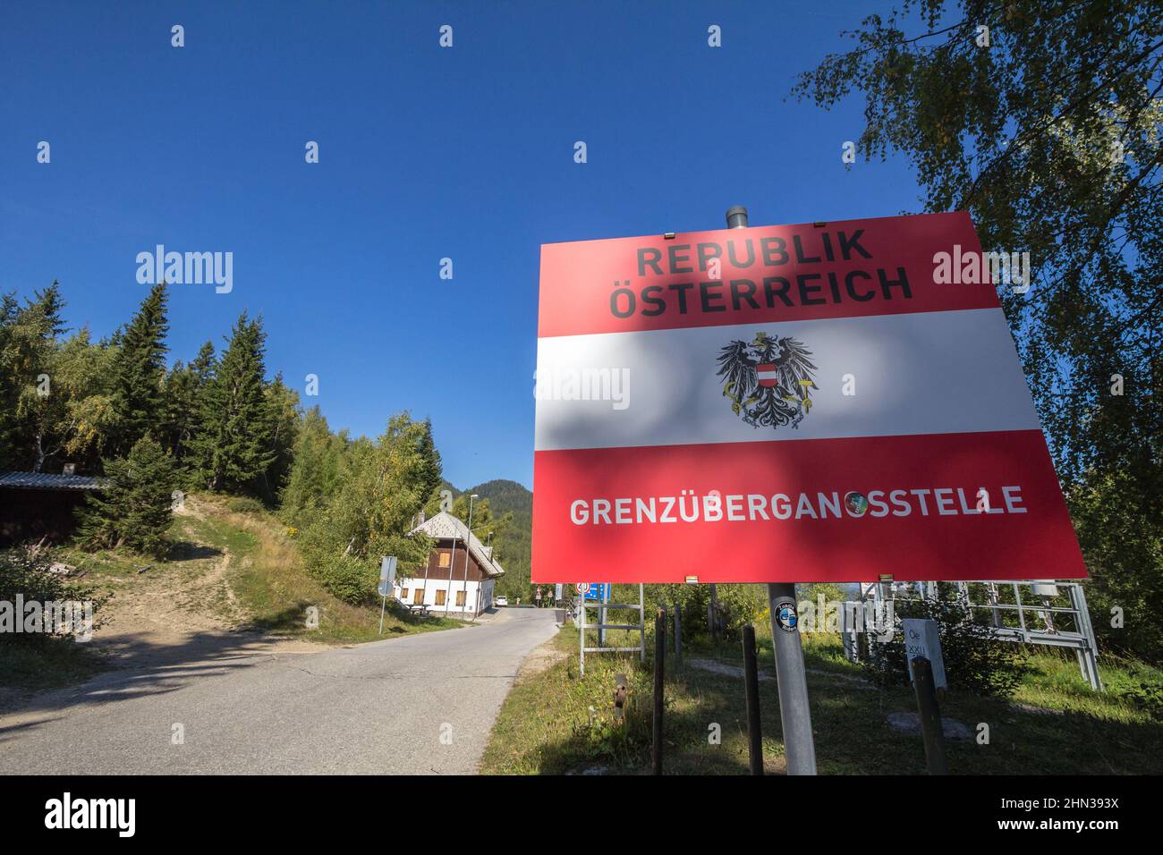 Bild des Verkehrszeichens, das den Grenzübergang der republik österreich an der grenze zu österreich slowenien anzeigt, in pavlicevo sedlo. Stockfoto