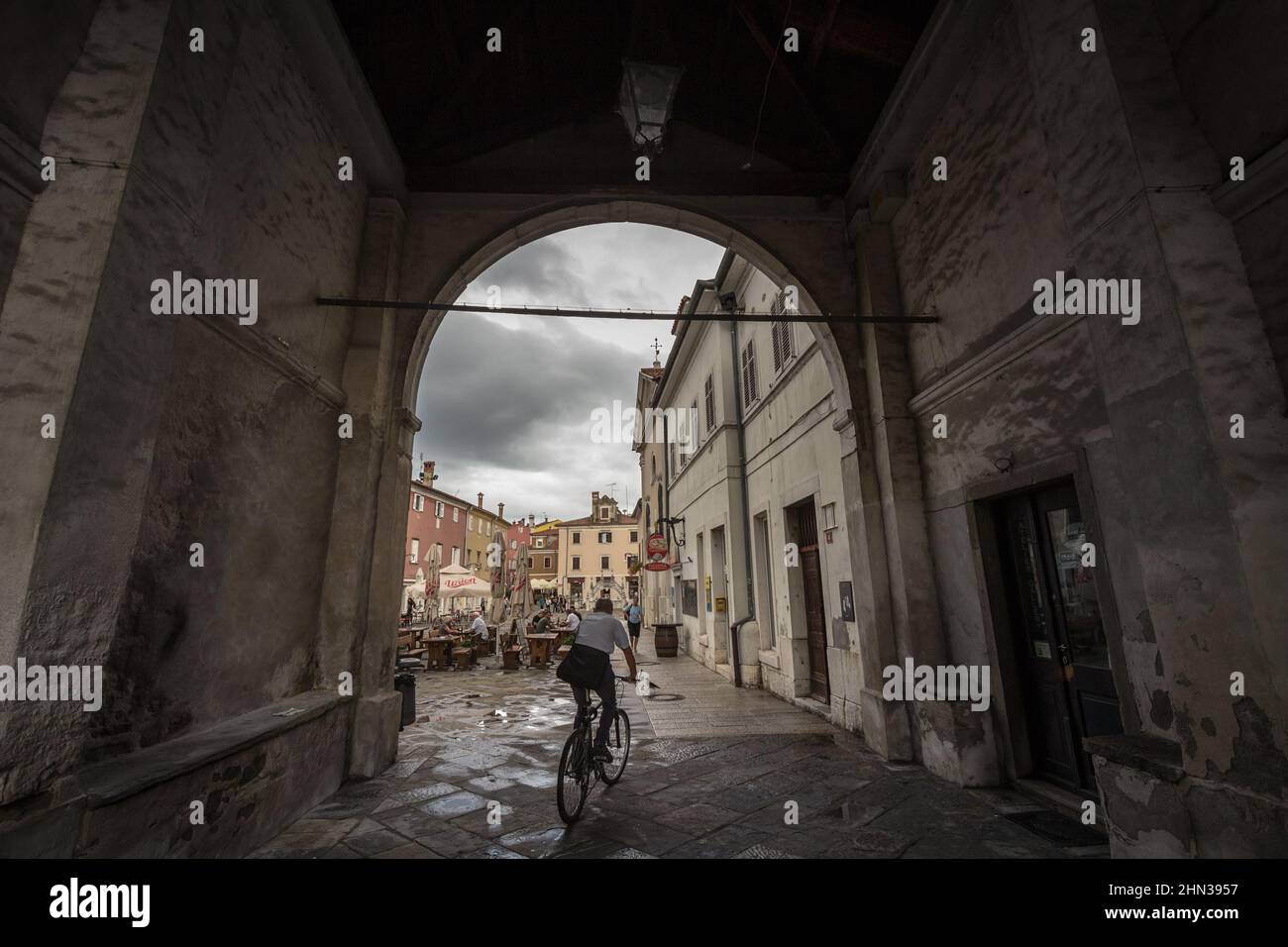 Bild des Platzes Presernov trg in Koper, Ljubljana, mit dem Brunnen Da ponte. Der Da Ponte-Brunnen, Da Pontejev vodnjak oder fontana Da Ponte, Stockfoto