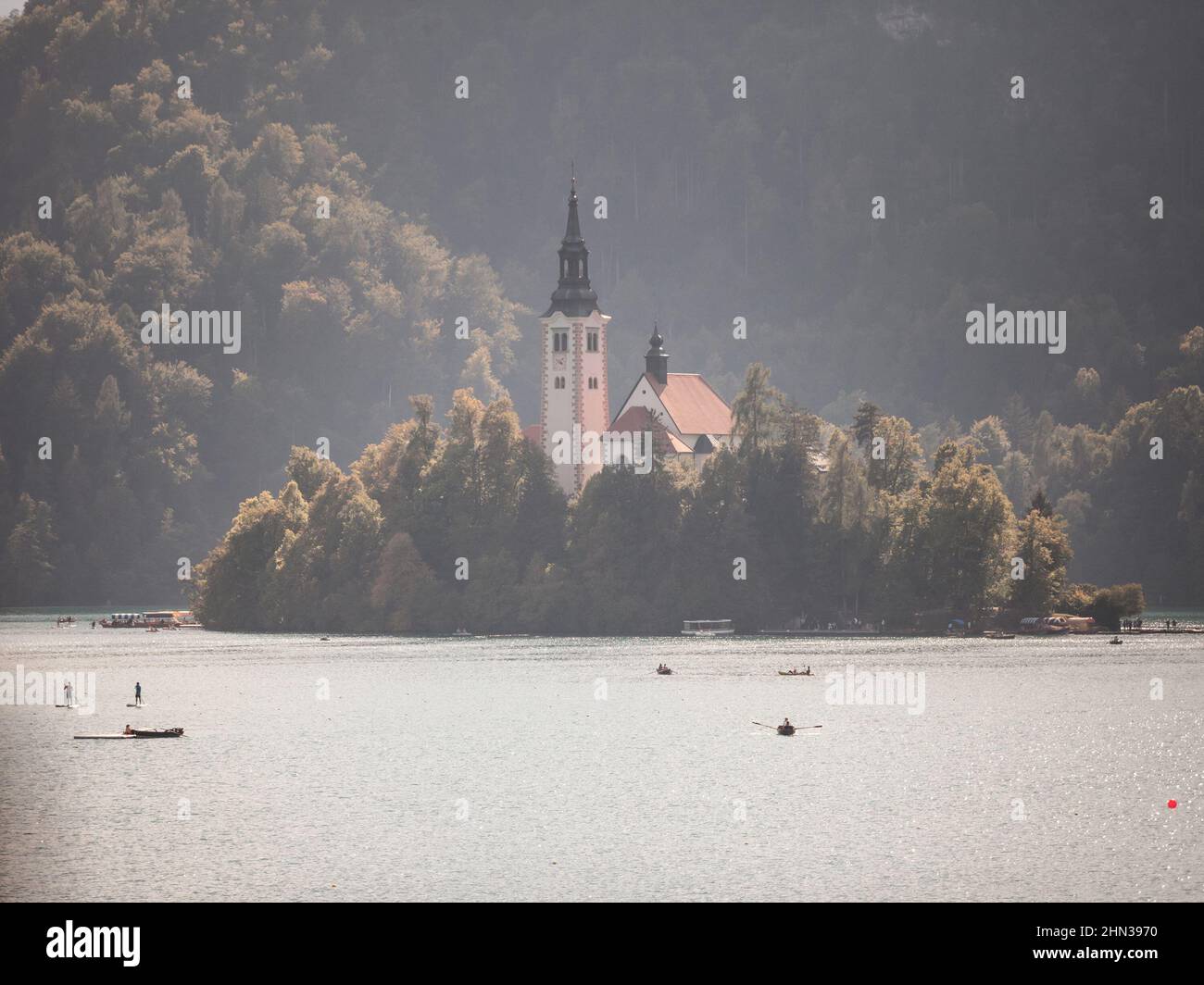 Bild des bluteten Sees und der Kirche maria auf der bluteten Insel, blejsko ostrvo, in Bled, Slowenien. Der Bleder See ist ein See in den Julischen Alpen des Uppes Stockfoto