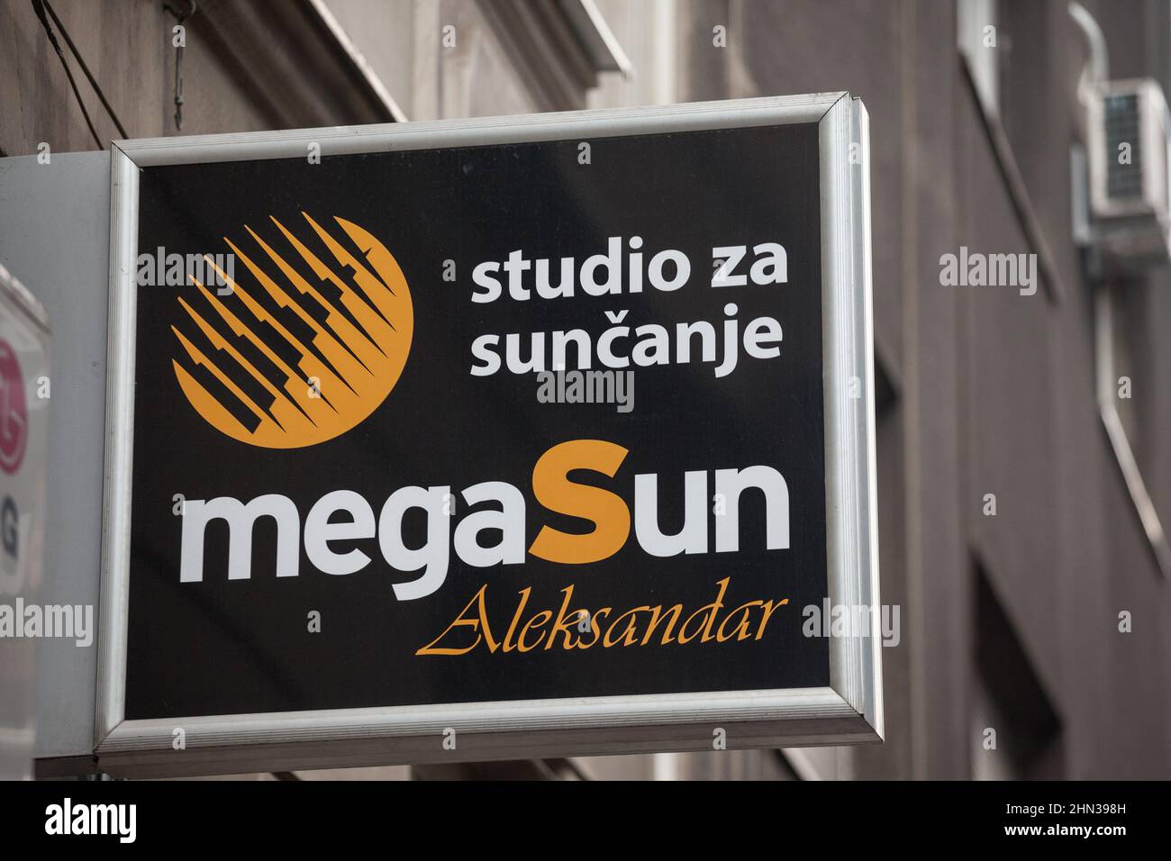 Das Bild eines Schildes mit dem Logo von Megasun, das auf dem lokalen Franchisenehmer in Belgrad, Serbien, aufgenommen wurde, ist ein weltweites Franchise-System von Sun Studios Provid Stockfoto