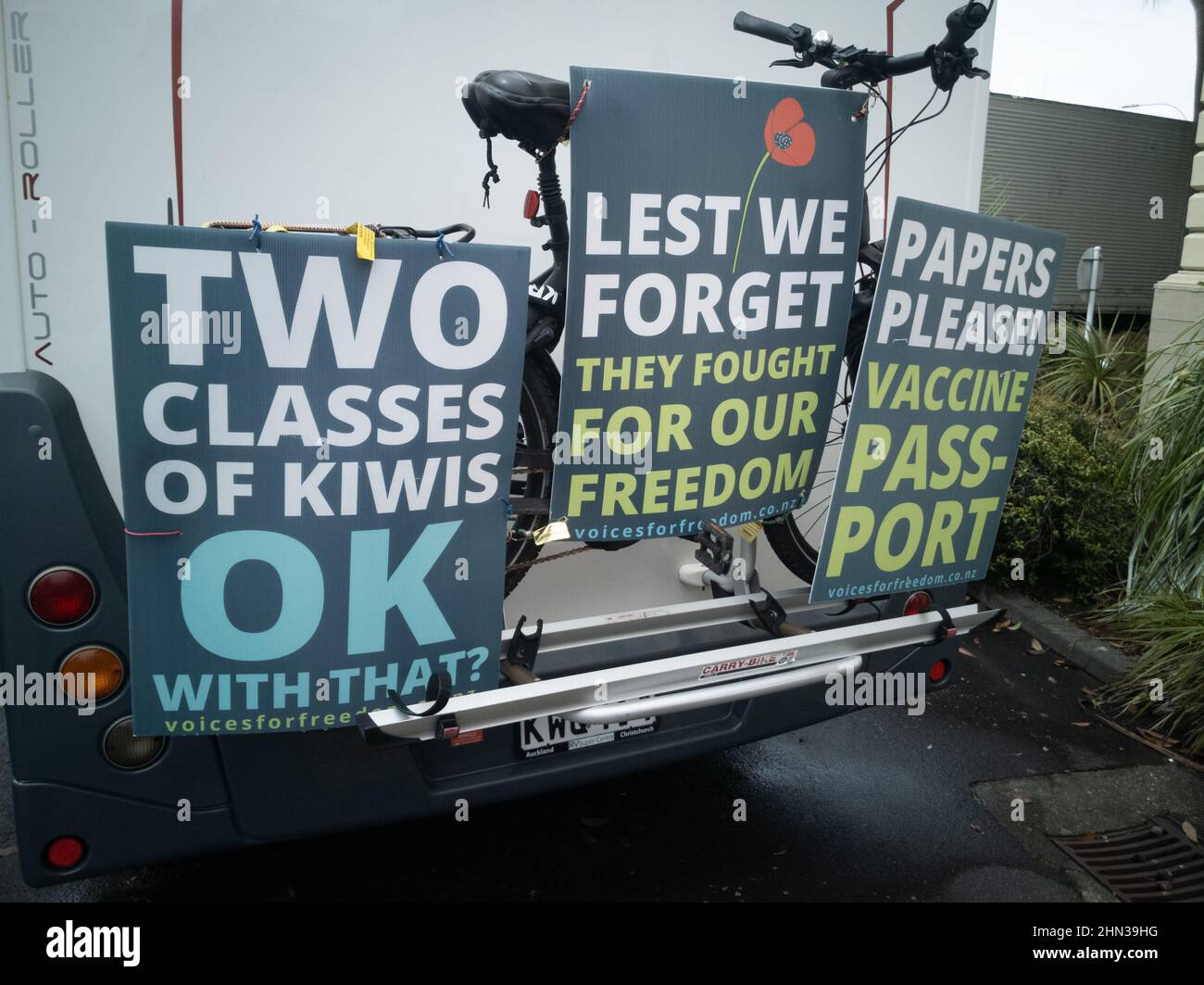 Politische Botschaften zu Fahrzeugen, die am Konvoi 2022 NZ teilnehmen, protestieren vor parlamentsgebäuden in Wellington, Neuseeland Stockfoto