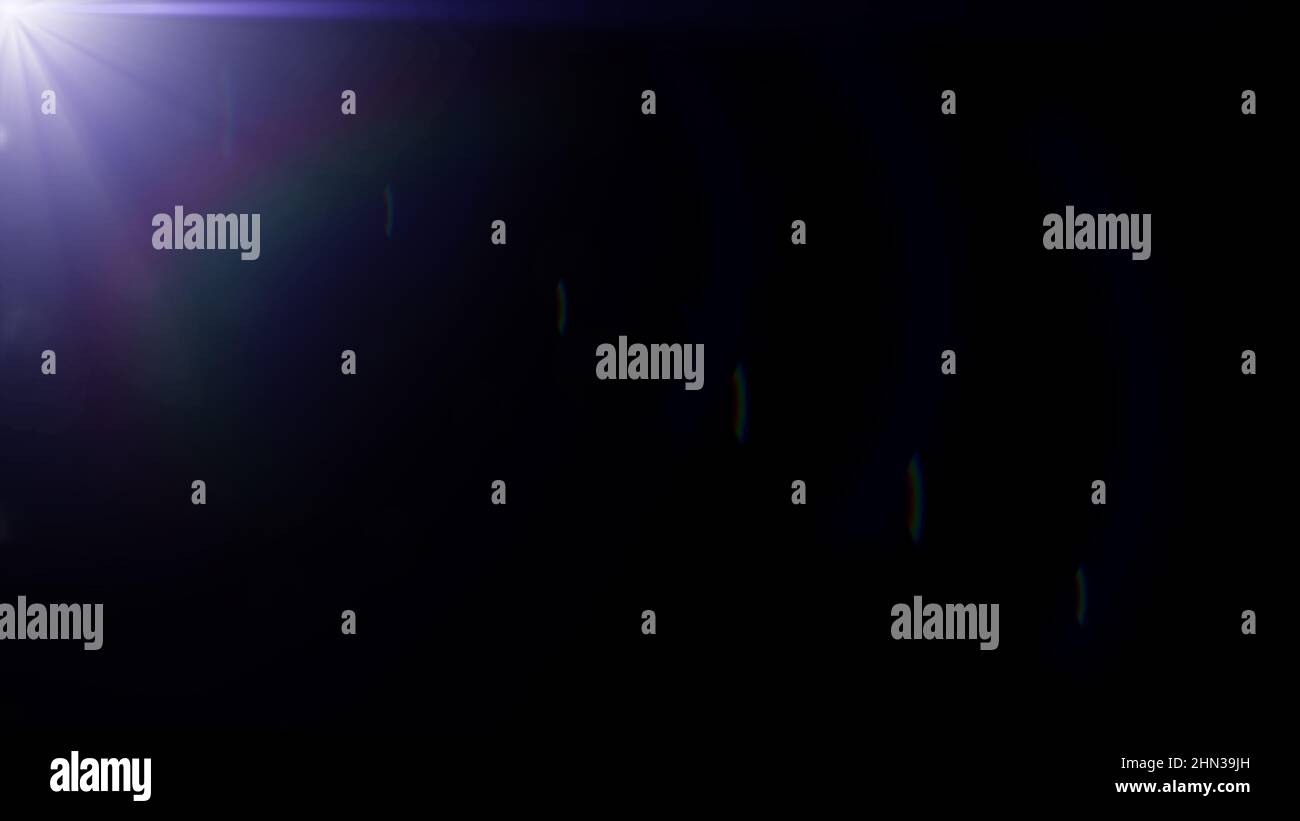 Eckenlinse Flare-Effekt-Overlay-Textur mit Bokeh-Effekt und Lichtstreifen in lila und blau mit schwarzem Hintergrund Stockfoto