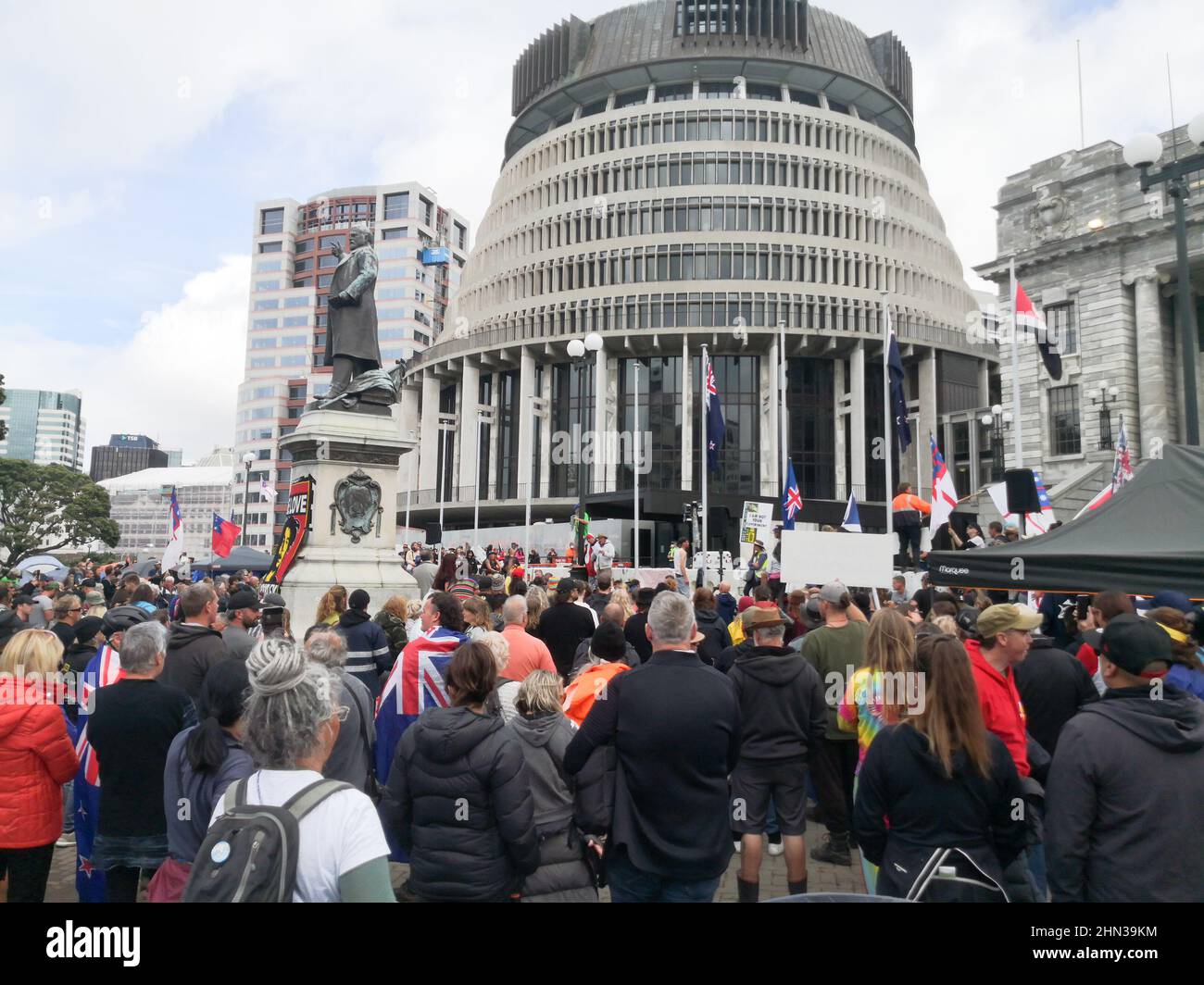 Menschenmenge, die vor dem parlament in Wellington, Neuseeland, gegen kovidierte Impfstoffmandate protestiert Stockfoto