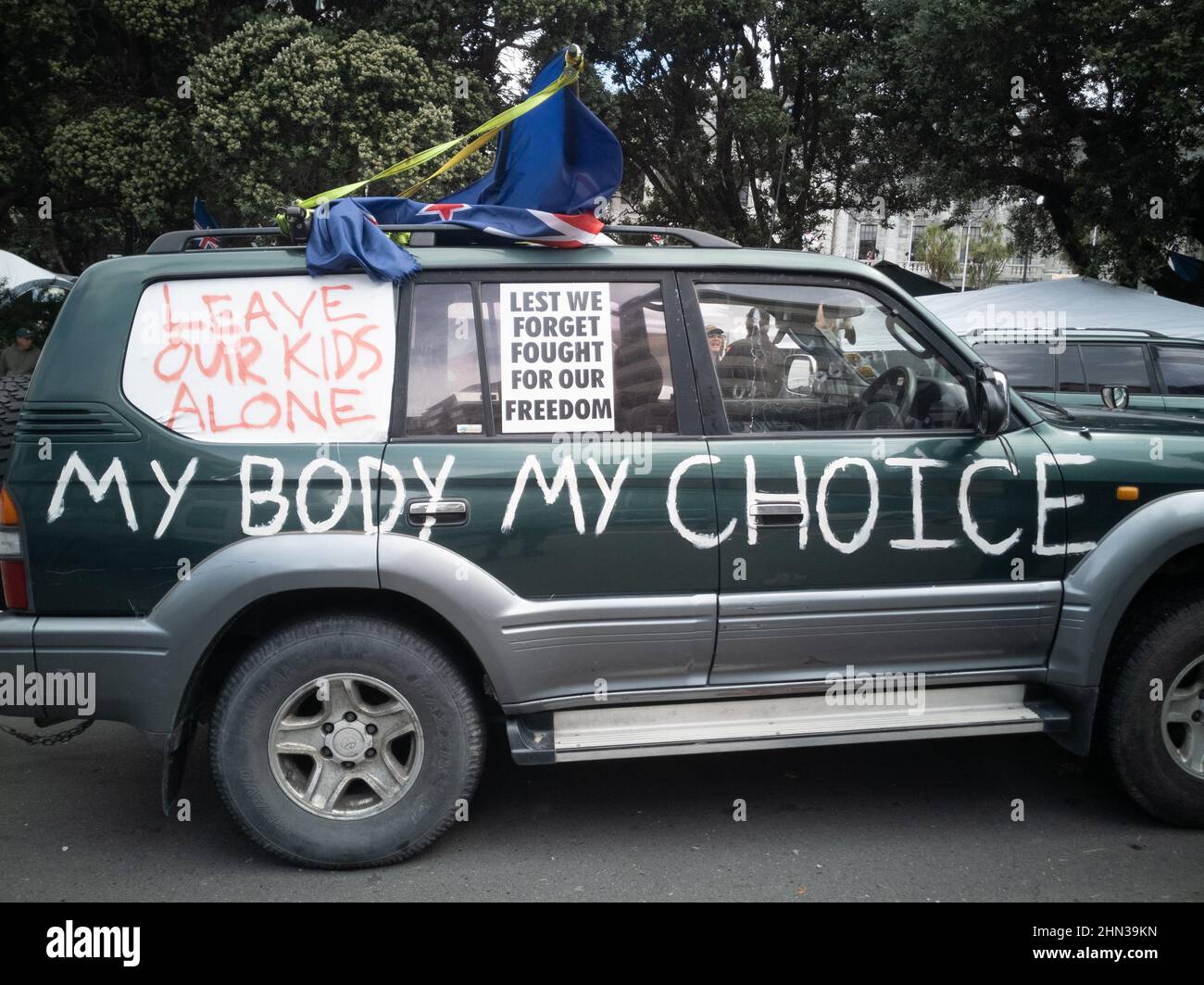 Politische Botschaften zu Fahrzeugen, die am Konvoi 2022 NZ teilnehmen, protestieren vor parlamentsgebäuden in Wellington, Neuseeland Stockfoto