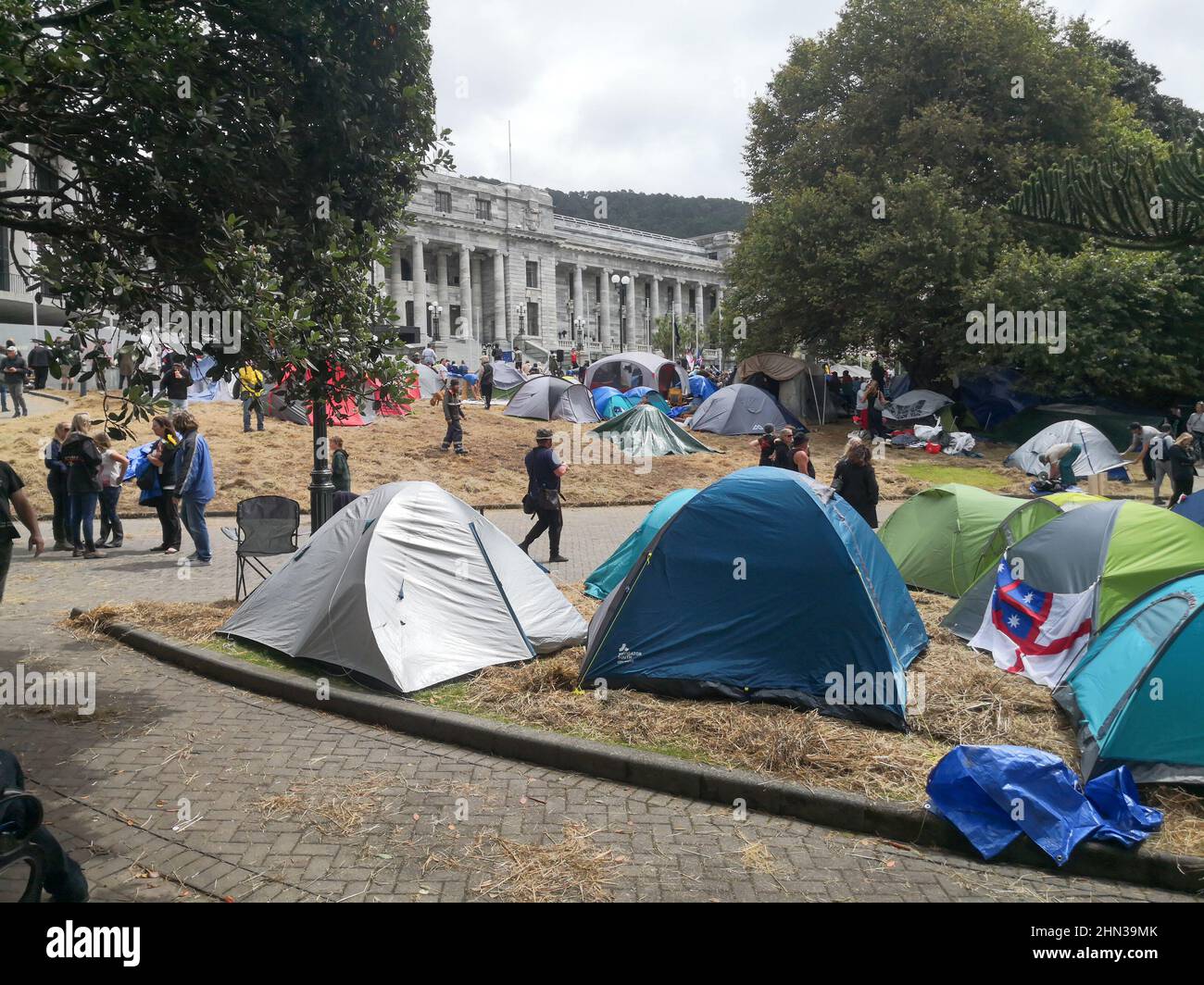 Zelte wurden auf dem Gelände vor dem parlament aufgestellt, als eine Menschenmenge in Wellington, Neuseeland, gegen kovidierte Impfstoffmandate protestierte Stockfoto