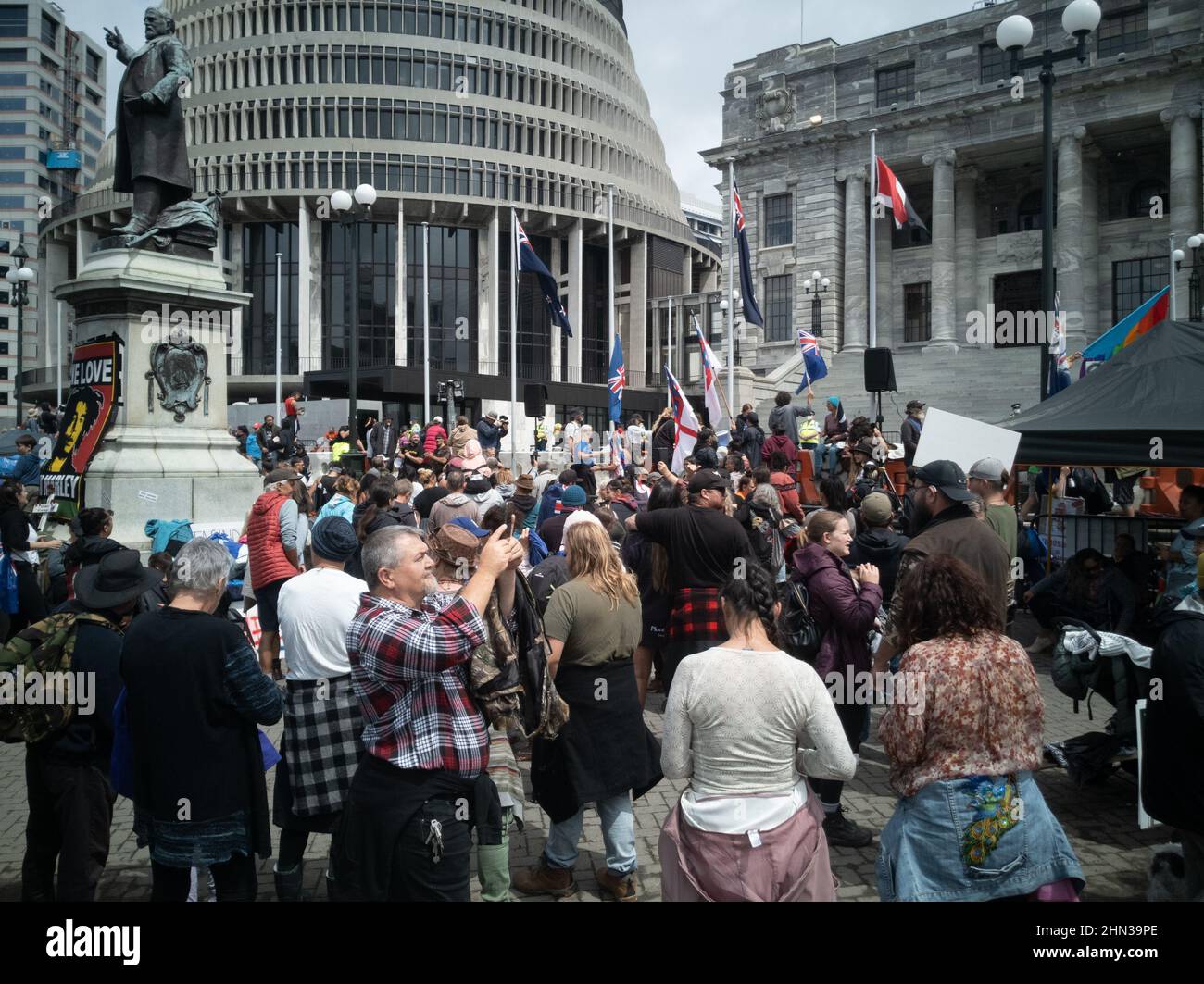 Menschenmenge, die vor dem parlament in Wellington, Neuseeland, gegen kovidierte Impfstoffmandate protestiert Stockfoto