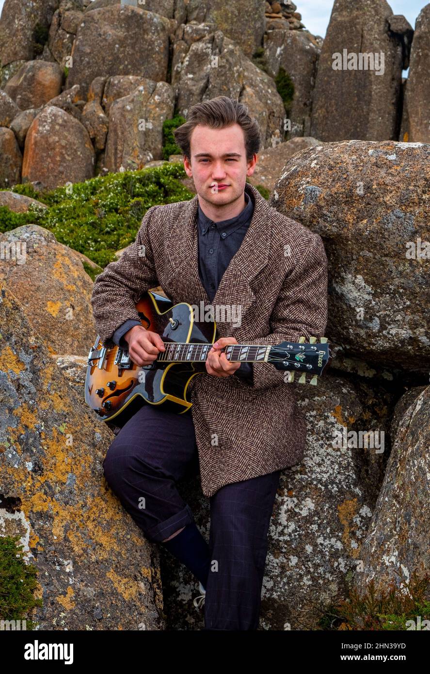 Der junge tasmanische Teenager-Jazzmusiker und Gitarrist Eli Davies fotografierte auf dem Gipfel des Mount Wellington in Hobart Stockfoto