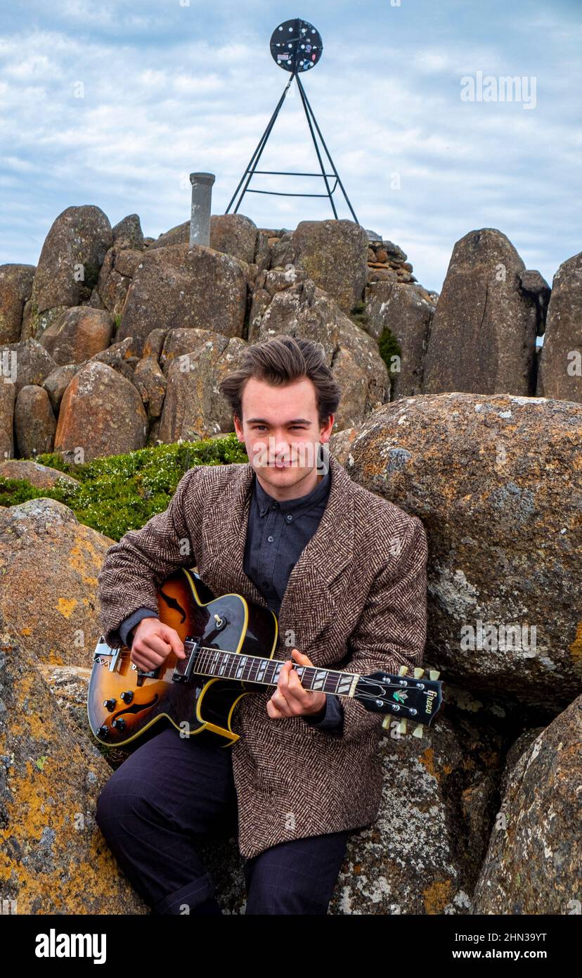 Der junge tasmanische Teenager-Jazzmusiker und Gitarrist Eli Davies fotografierte auf dem Gipfel des Mount Wellington in Hobart Stockfoto