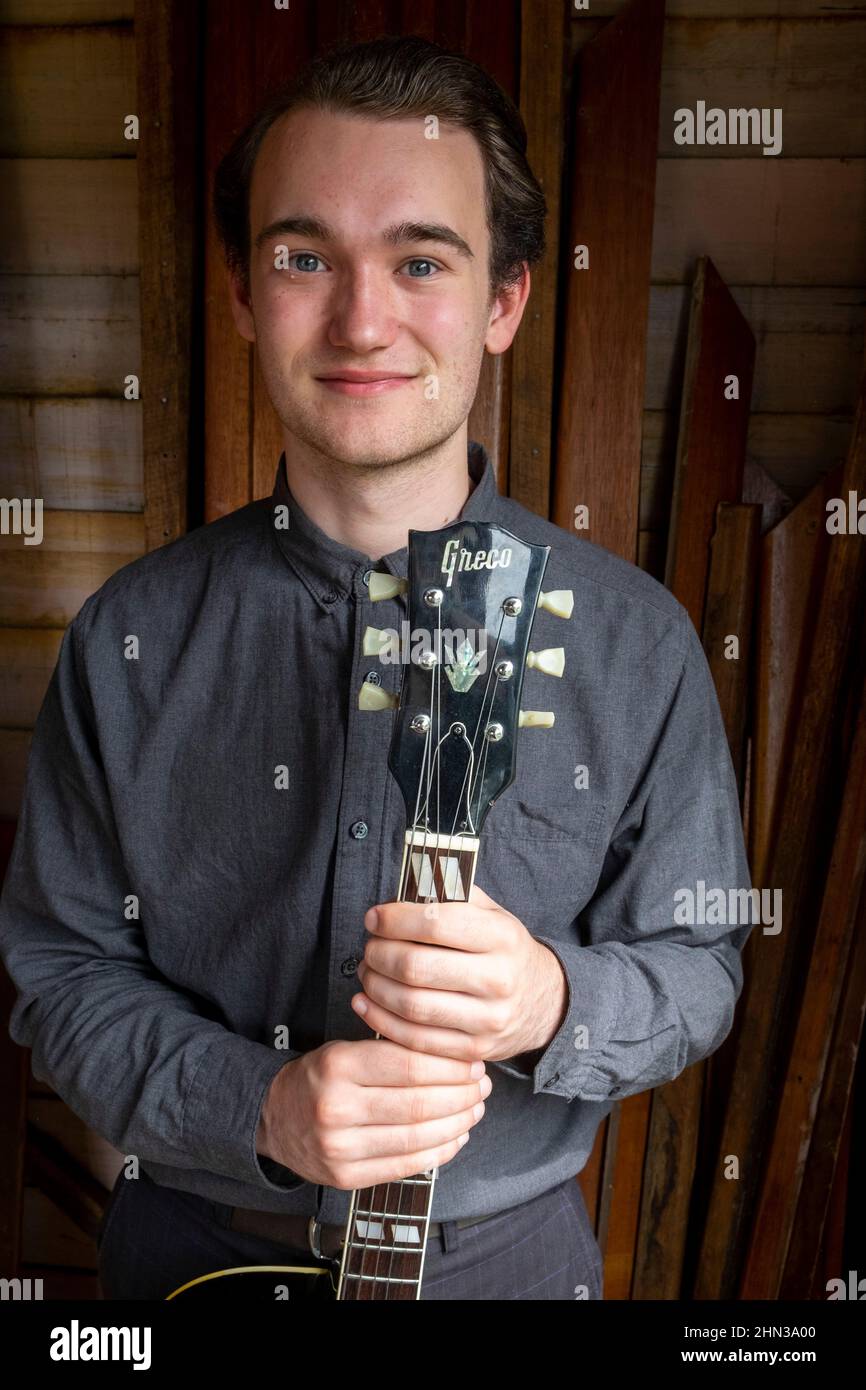 Der junge tasmanische Jazzmusiker und Gitarrist Eli Davies im Teenageralter Stockfoto