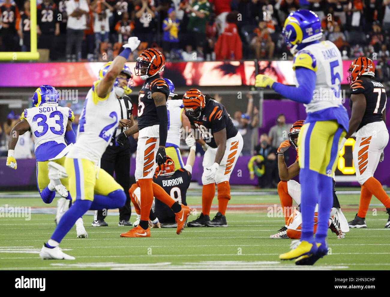 Los Angeles, Usa. 13th. Februar 2022. Der Quarterback von Cincinnati Bengals Joe Burrow wird vom Boden abgeholfen, während die Spieler der Los Angeles Rams am Sonntag, den 13. Februar 2022, in den letzten Sekunden des 4th. Quartals des Super Bowl LVI im SoFi Stadium in Los Angeles feiern. Foto von John Angelillo/UPI Credit: UPI/Alamy Live News Stockfoto