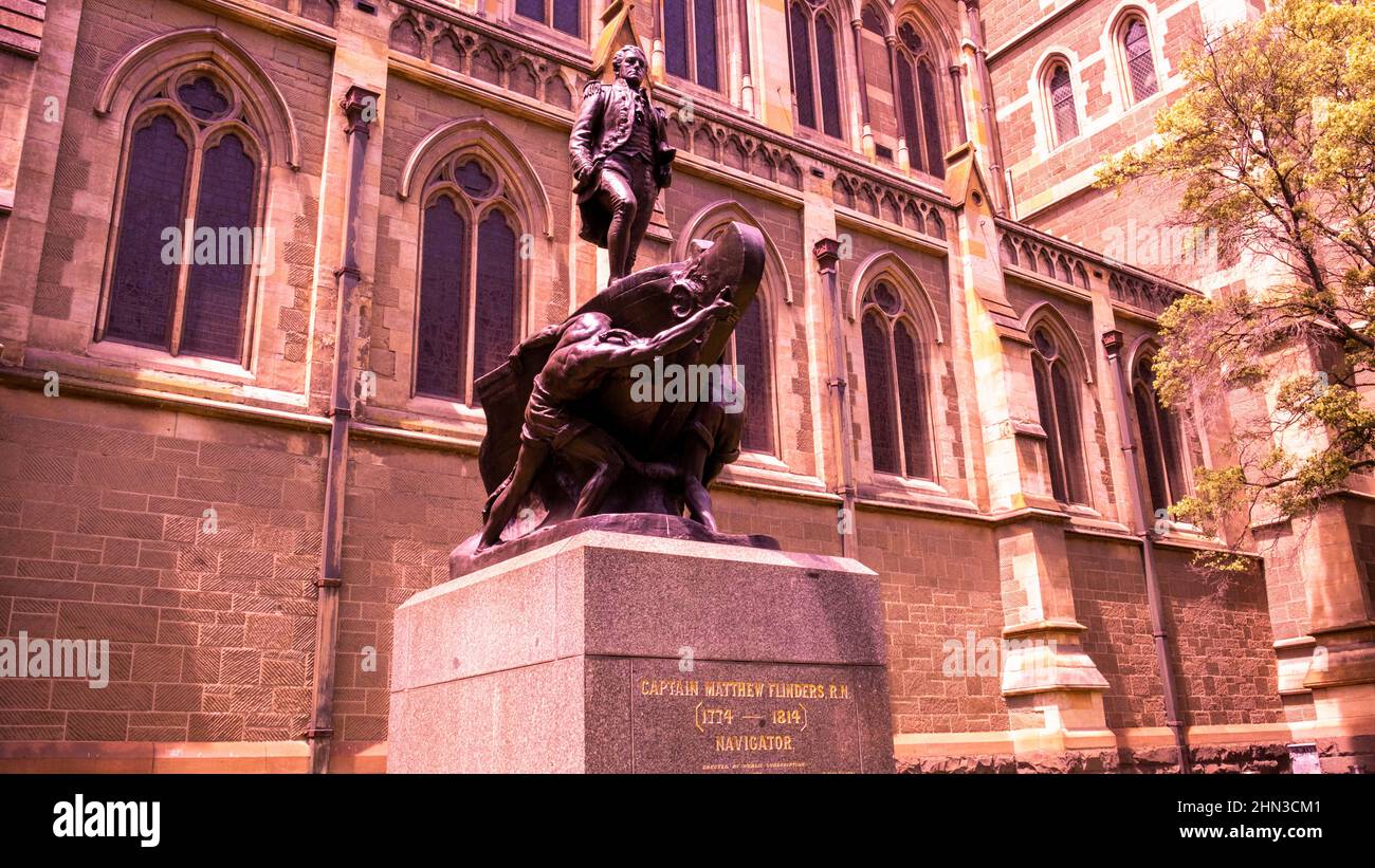 Bronzestatue des Entdeckers Captain Mathew Flinders, der auf einem Boot vor der St Paul's Cathedral, Melbourne, Victoria, Australien, steht. Stockfoto