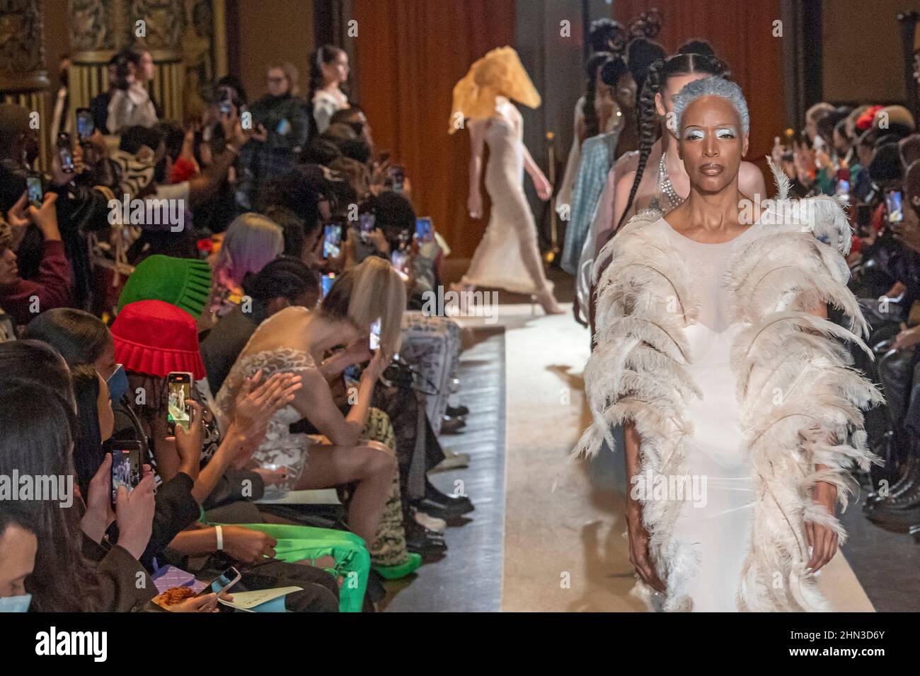 NEW YORK, NY - 10. FEBRUAR: Models laufen auf der Tia Adeola Fashion Show während der NYFW: Die Shows am 10. Februar 2022 in New York City. Stockfoto