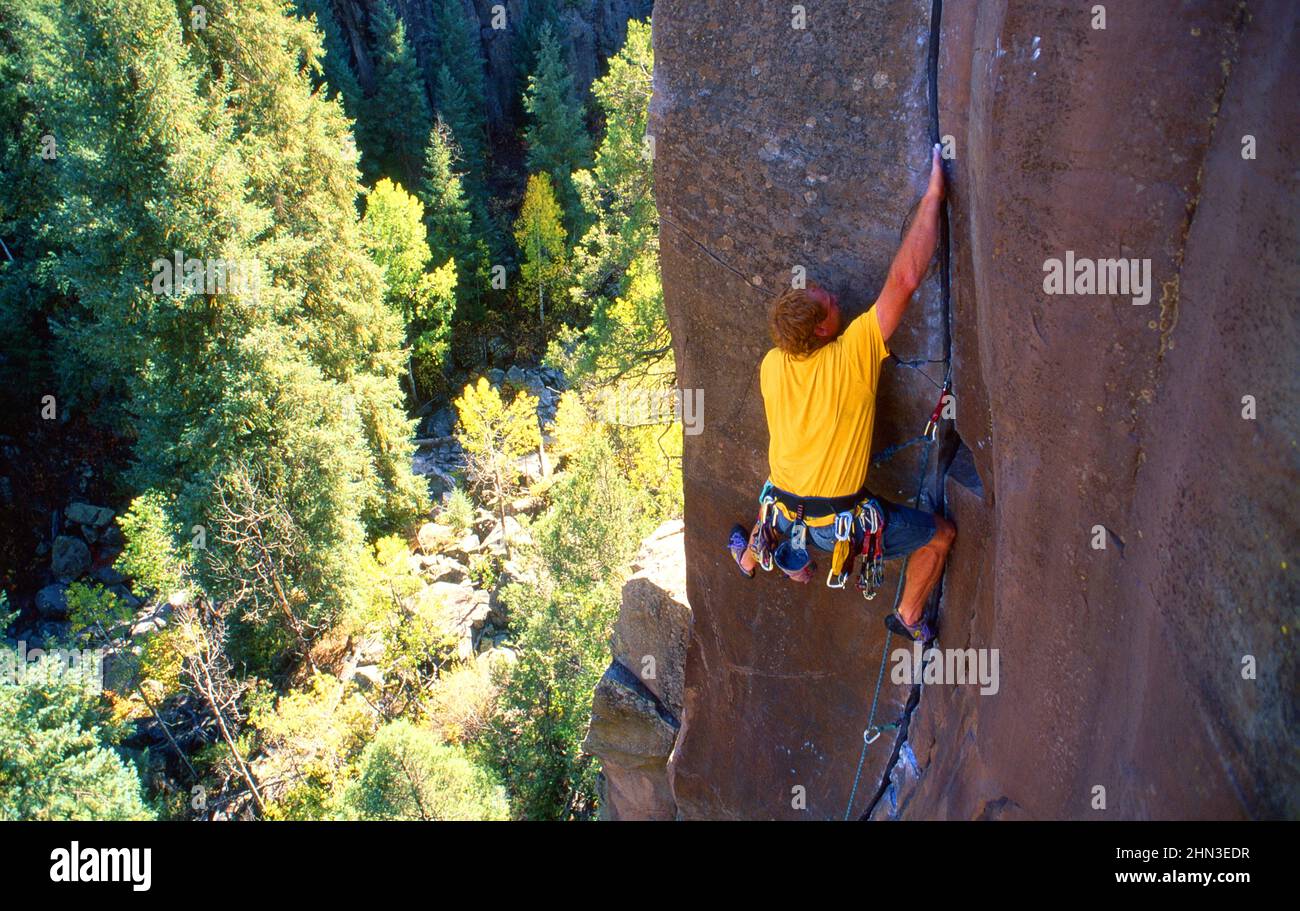 Einzelner männlicher Riss, der bei den „The Forks“ im Norden Arizonas klettert. Stockfoto