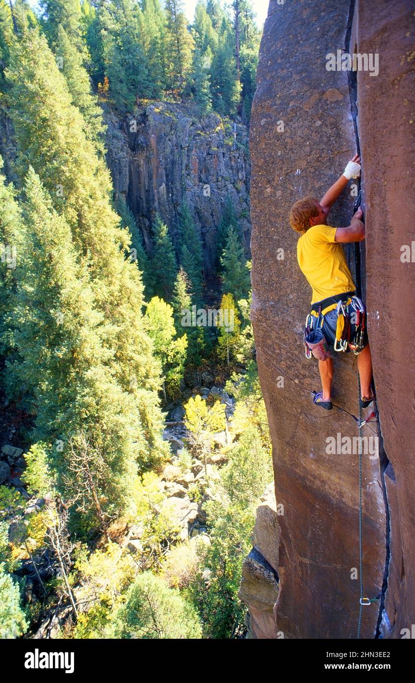 Einzelner männlicher Riss, der bei den „The Forks“ im Norden Arizonas klettert. Stockfoto