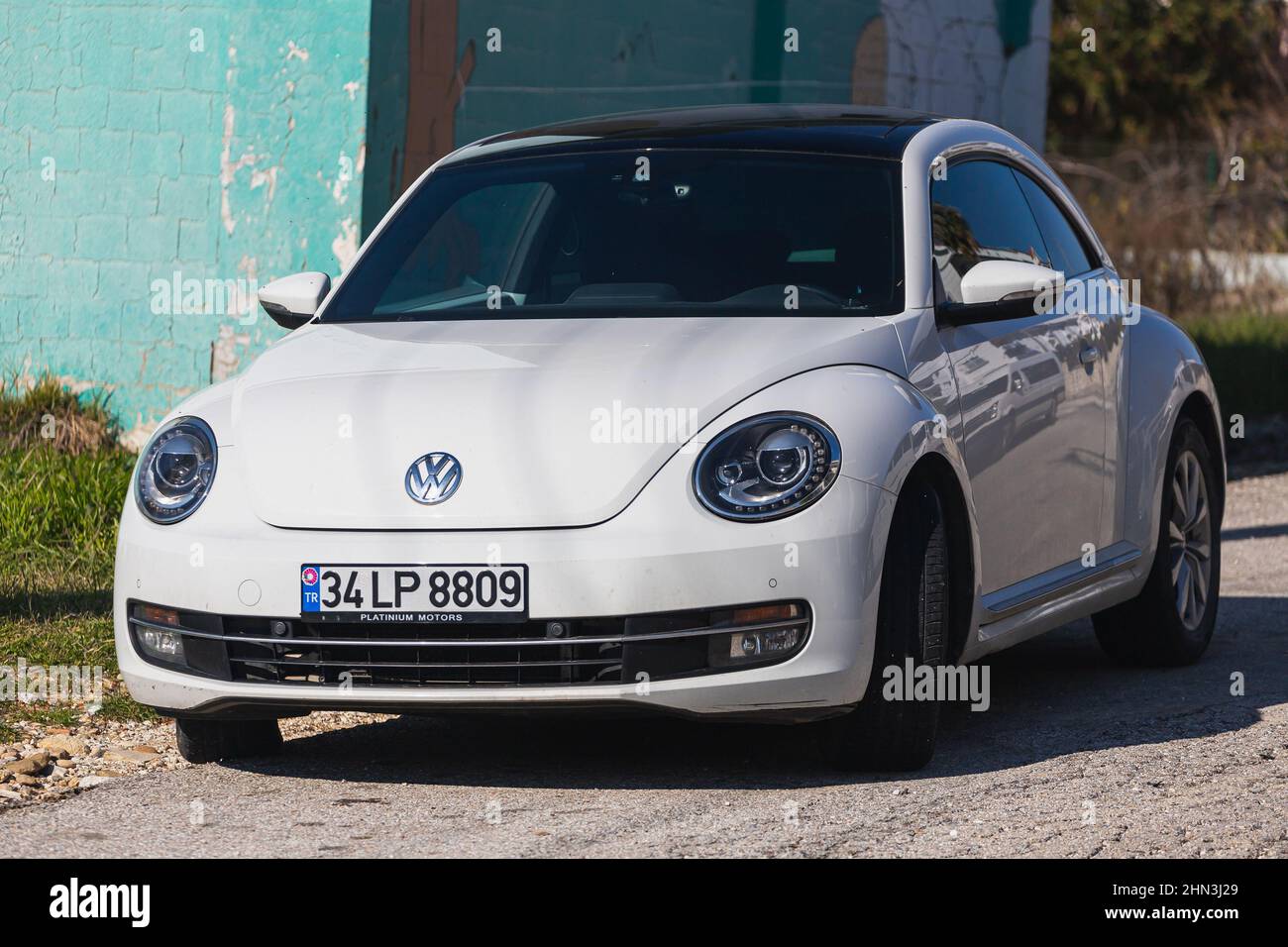 Seite, Türkei -27. Januar 2022: Weißes Auto Volkswagen Beetle auf dem Hintergrund einer Stadtstraße, Vorderansicht. Stockfoto