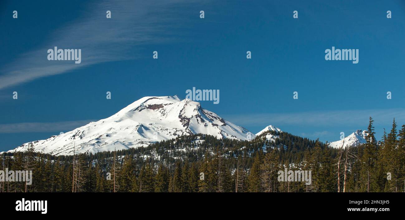Die Three Sisters von Oregon aus gesehen vom Mt. Bachelor. Die Schwester des Südens ist zu sehen; die Schwestern des Mittleren und des Nordens befinden sich rechts davon. Stockfoto