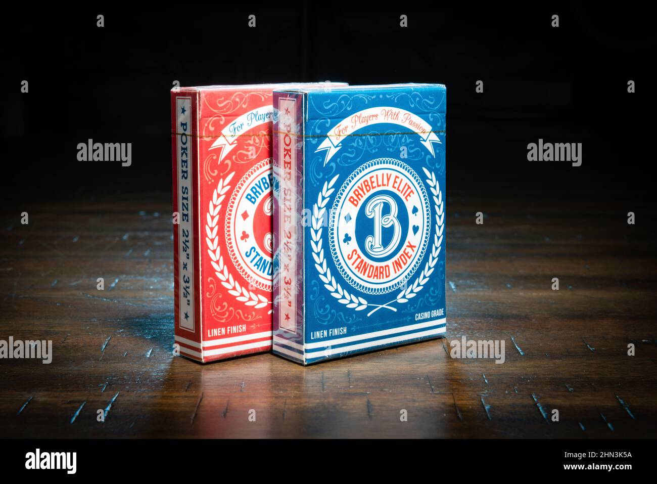 SAINT CLOUD, MINNESOTA - 11. FEBRUAR 2022: Zwei Packs Brybelly Elite Spielkarten sitzen auf einem Holztisch. Stockfoto