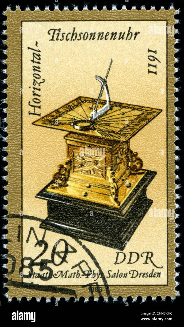 Briefmarke aus der DDR in den Sand- und Sonnenuhren aus der Staatlichen mathematisch-physikalischen Sal-Serie aus dem Jahr 1983 Stockfoto