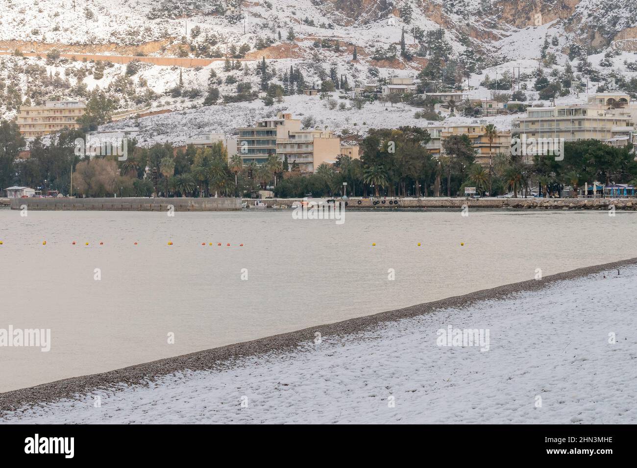 Elpis Naturphänomen in Loutraki in Griechenland. Schneebedeckter Strand in Loutraki. Stockfoto