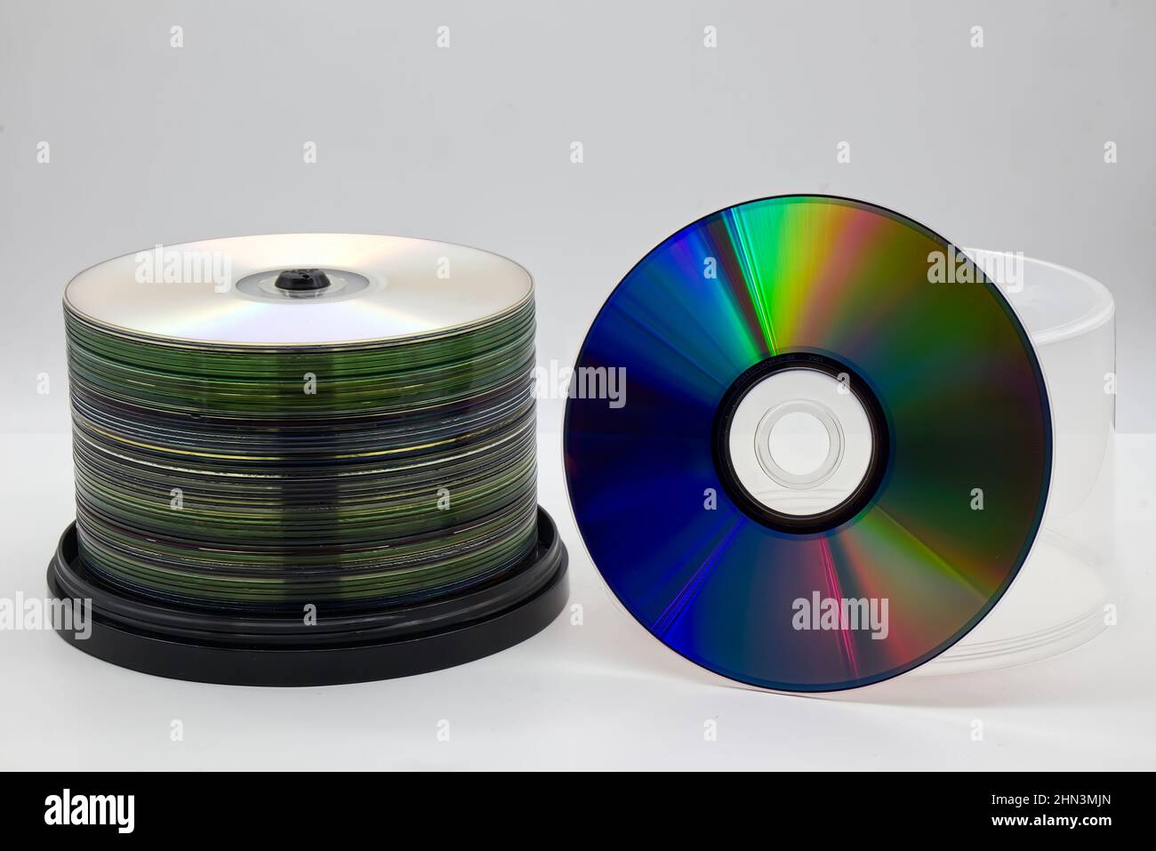Ein Stapel von CDs auf dem Spool, isoliert auf weißem Hintergrund. Stapel von Compact Disc. Stockfoto