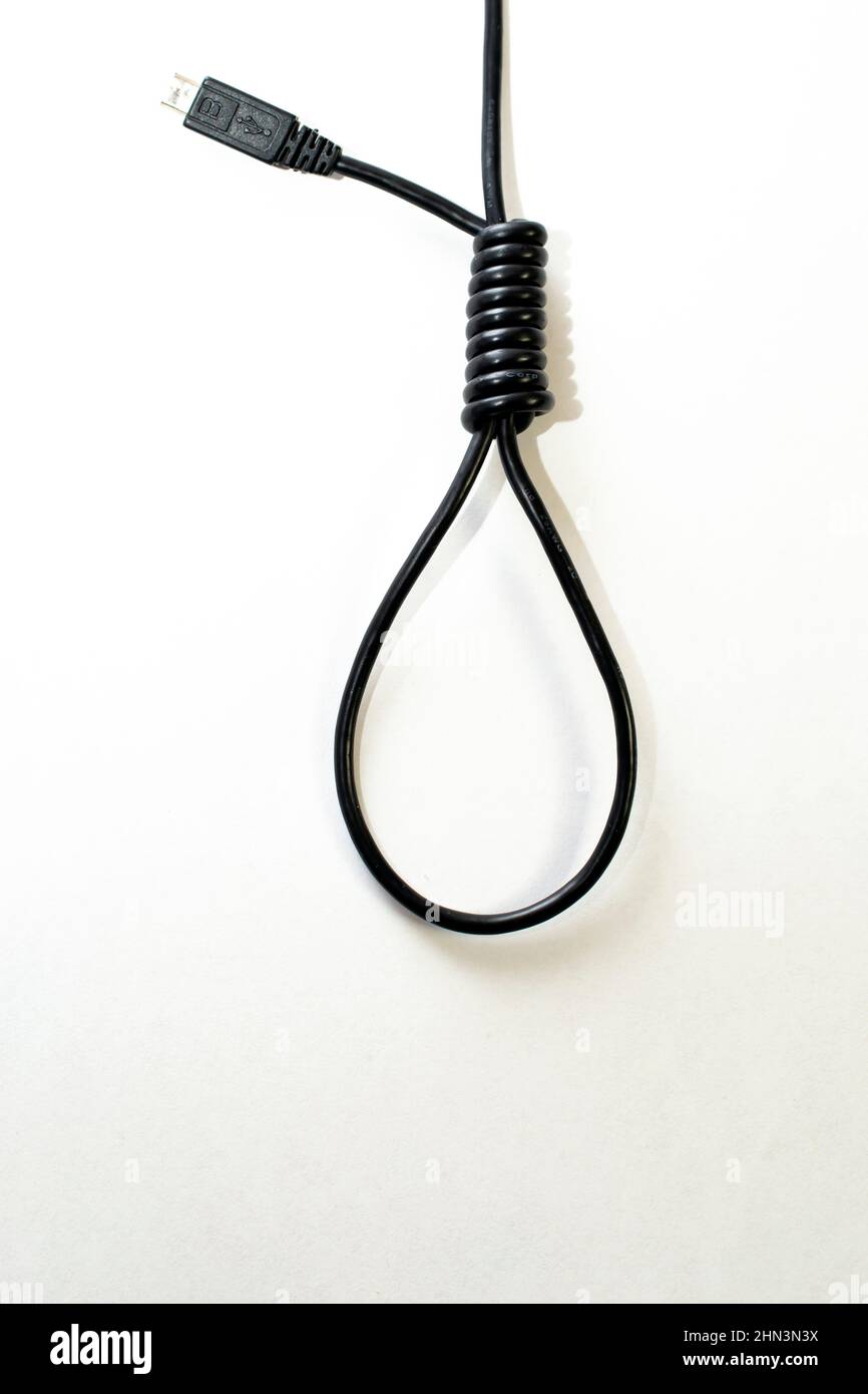 Hangman-Schlinge aus einem usb-Kabel, die die Depression in den sozialen Medien darstellt Stockfoto