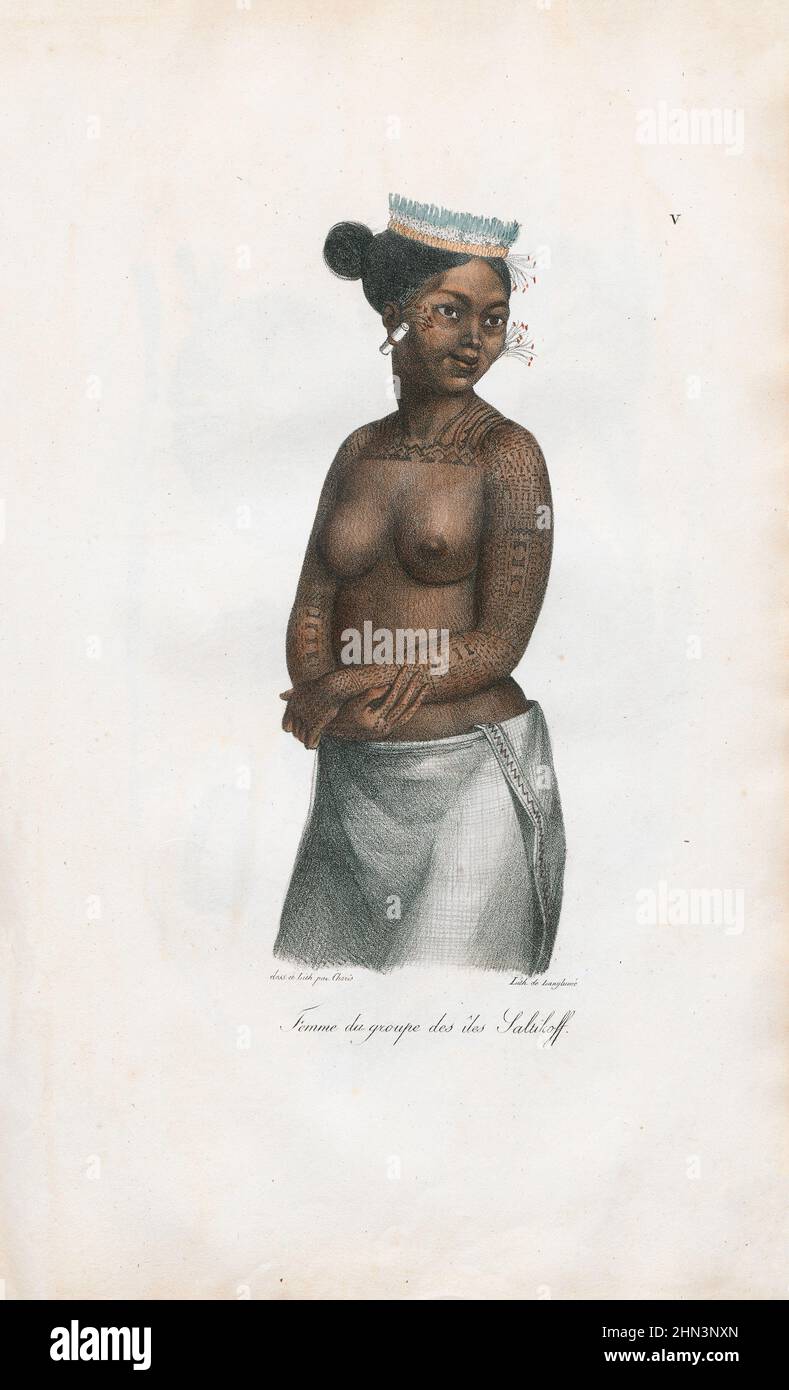 Vintage Illustration tätowierte Frau aus der Saltikoff-Gruppe (Marshall-Inseln) in traditonalem Kleid (Sarong) und Ohrringen im Blumenstil. 1822, Stockfoto