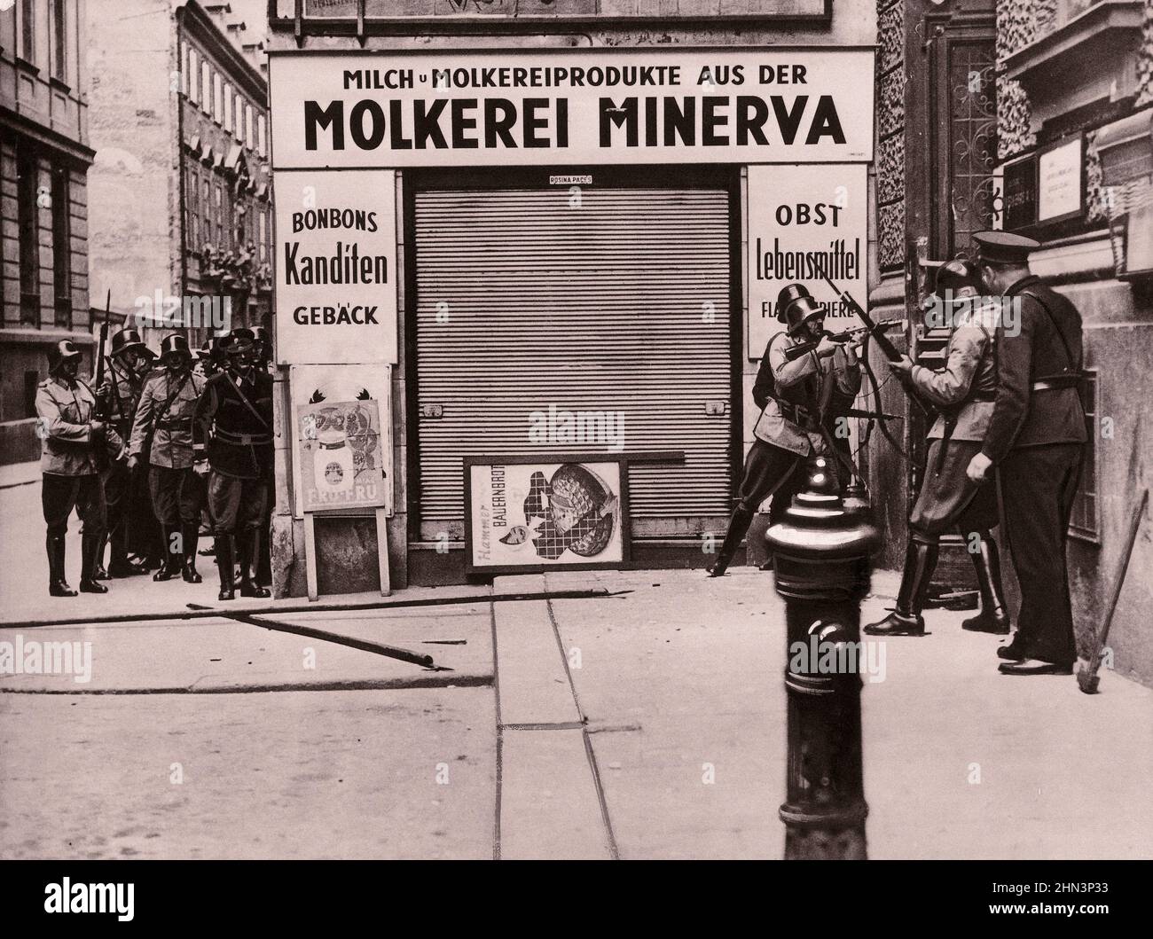 Der Nazi-Putsch in Wien (Juli-Putsch) und die Tötung von Kanzler Engelbert Dollfuss. Österreich, 1934 Polizisten und Mitglieder des heimw Stockfoto