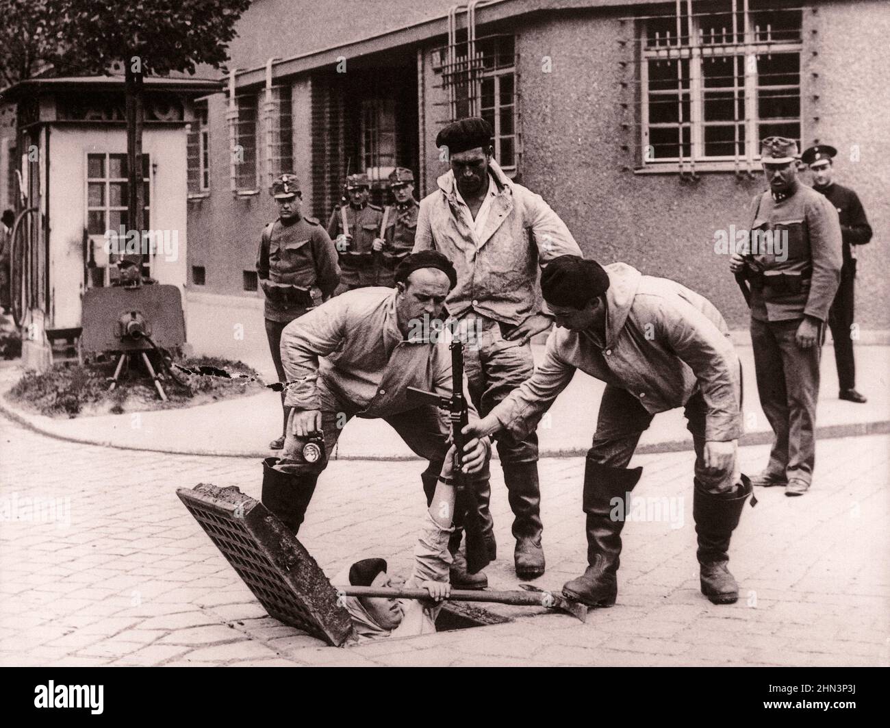 Der Nazi-Putsch in Wien (Juli-Putsch) und die Tötung von Kanzler Engelbert Dollfuss. Österreich, 1934 bewaffnete Mitglieder der heimwehr werden abstammen Stockfoto