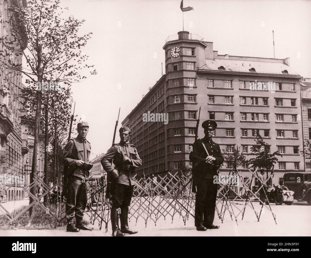 Der Nazi-Putsch (Juli-Putsch) in Wien und die Tötung von Kanzler Engelbert Dollfuss. Österreich, 1934 Soldaten und Polizisten blockieren den Zeitraum Stockfoto
