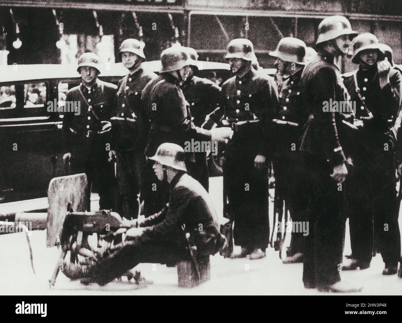 Der Nazi-Putsch in Wien und die Tötung von Kanzler Engelbert Dollfuss. Österreich, 1934 Soldaten auf dem Stephansplatz. Sichtbarer Soldat mit Stockfoto