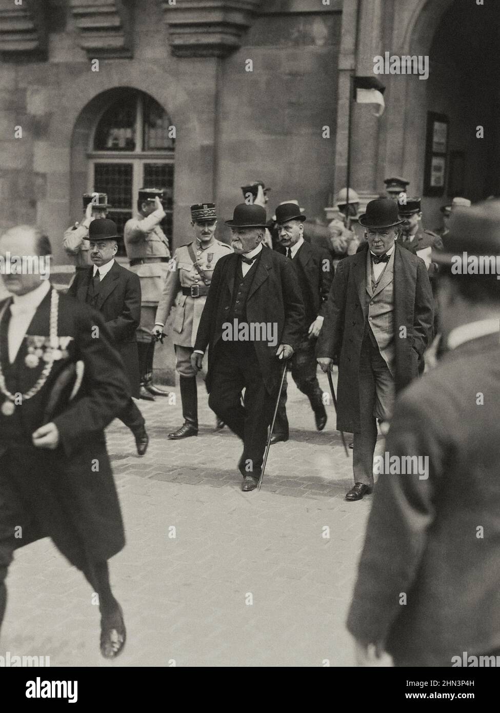 M. Clemenceau und Lloyd George verlassen das Saint-Germain Chateau, nachdem sie den Österreichern die Friedensbedingungen überreichen. Saint-Germain, Frankreich. 1919 Stockfoto