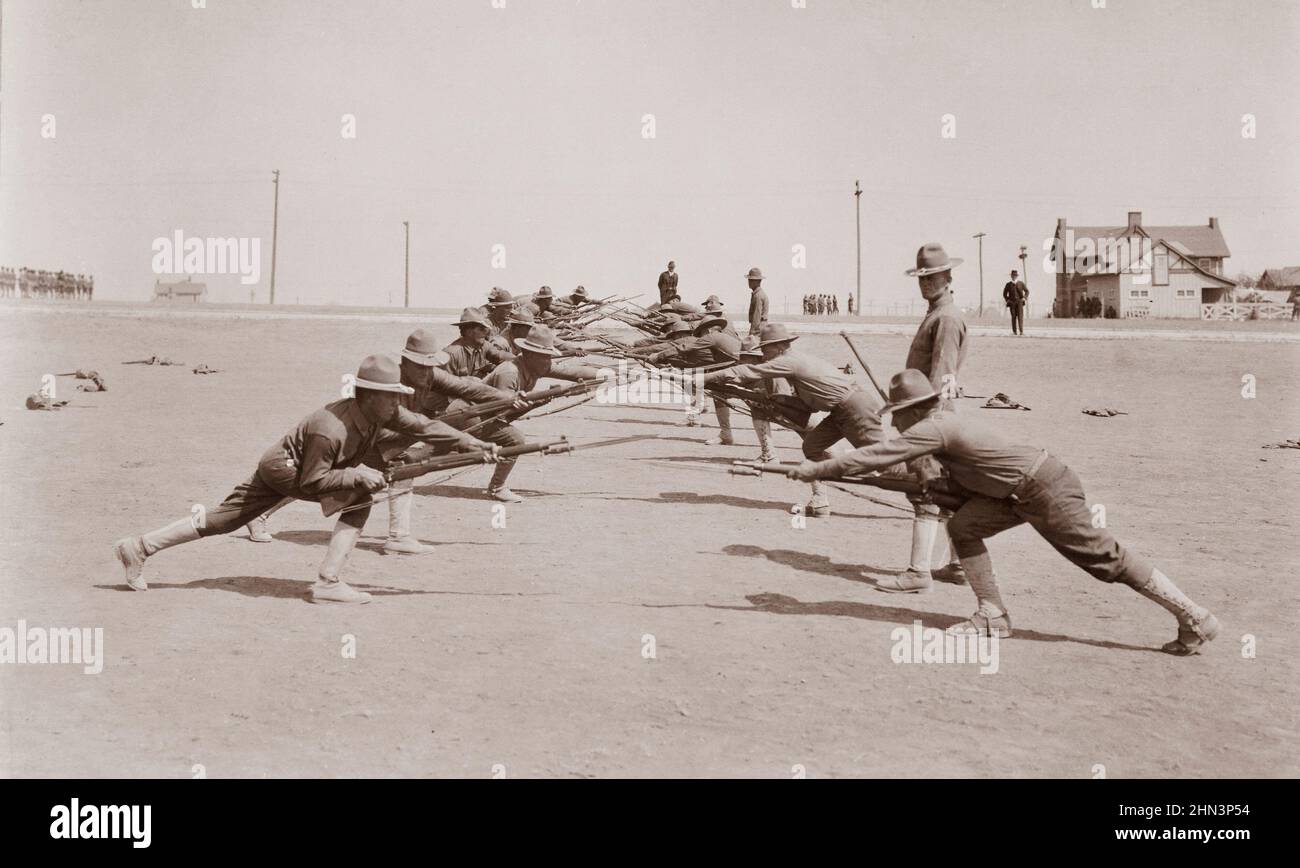 USA im Ersten Weltkrieg.Vintage Foto der Bajonettpraxis. Camp Bowie, Fort Worth, Texas. 1917-1918 Stockfoto