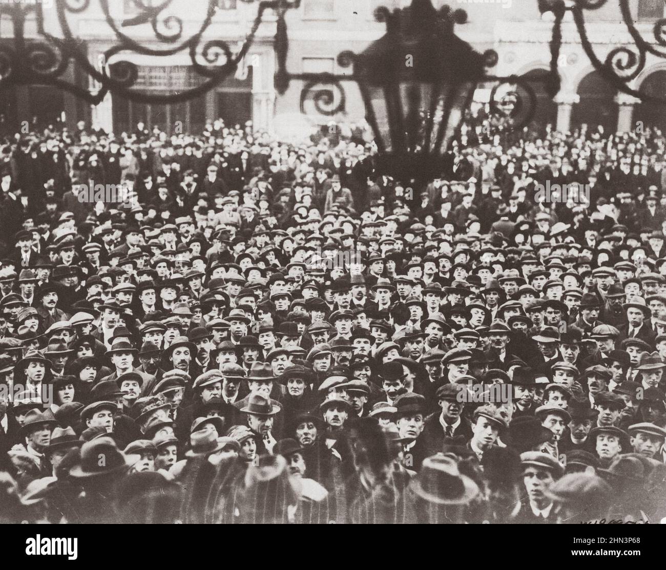 Proklamation der Irischen Republik im Mansion House, Dublin, Irland. 21. Juni 1919 Menschenmenge vor dem Herrenhaus, als sich das Sinn Fein-Parlament zusammenstellte. Stockfoto