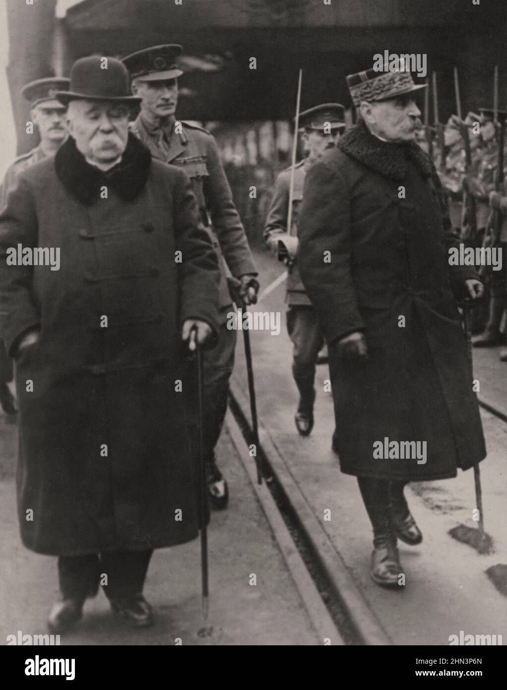 Die Ankunft von Georges Clemenceau und Marschall Foch in England. Das neueste Foto von Primier Clemenceau, bekannt als „Tiger von Frankreich“, und Marsh Stockfoto
