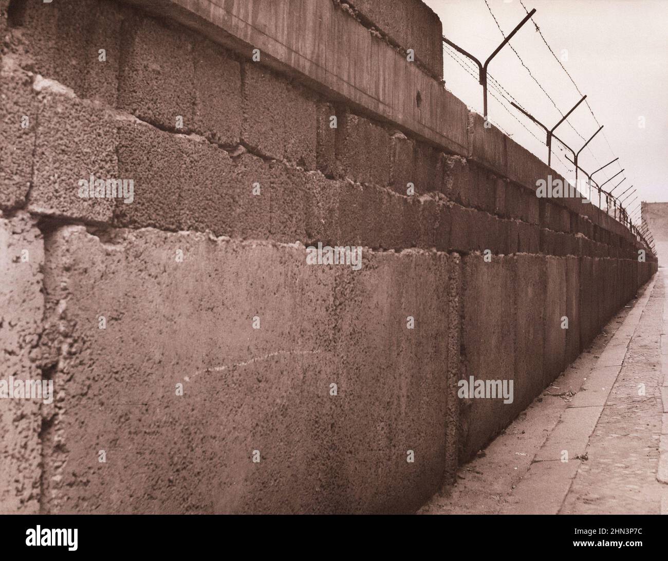 Berliner Krise von 1961: Mauerbau Vintage-Foto eines Teils der Mauer an der Sebastitionstraße im Bezirk Kreuzberg. Ost-Berlin - West-Berlin Stockfoto