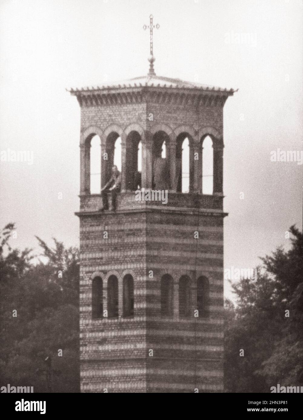 Berliner Krise von 1961: Bau des Mauerbeobachtungsturms "Sakrower Heilandskirche" durch Eastern Border Patrol. Sollte Ein Flüchtling versuchen zu entkommen, Stockfoto