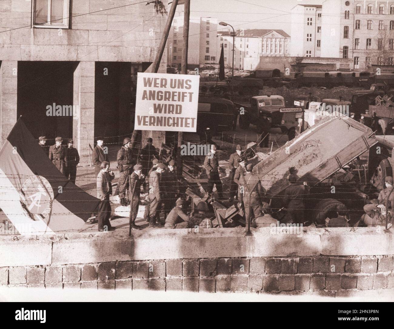 Berliner Krise von 1961: Mauerbau Vintage-Foto des ostdeutschen Banners sagt: "Wer uns angreift, wird zerstört werden". Beispiel einer Ostdeutschen Stockfoto