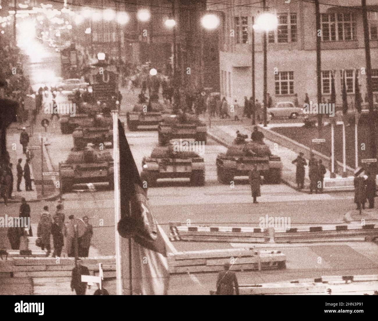 Berliner Krise von 1961: Bau der Mauer Sowjetische Panzer an der "heißen" Grenze Berlins, 27. Oktober 1961 Stockfoto