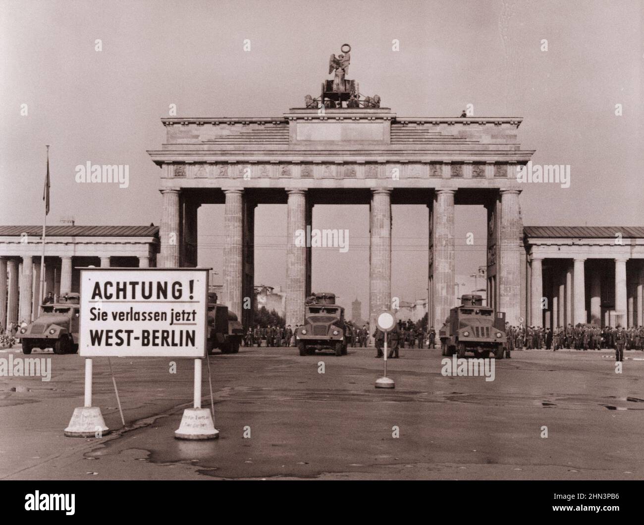 Vintage-Foto der Berliner Krise von 1961: Bau der Mauer in Le Reihen sich militärische Wasserfahrzeuge mit Hochdruckschläuchen in ihren Türmchen auf Stockfoto