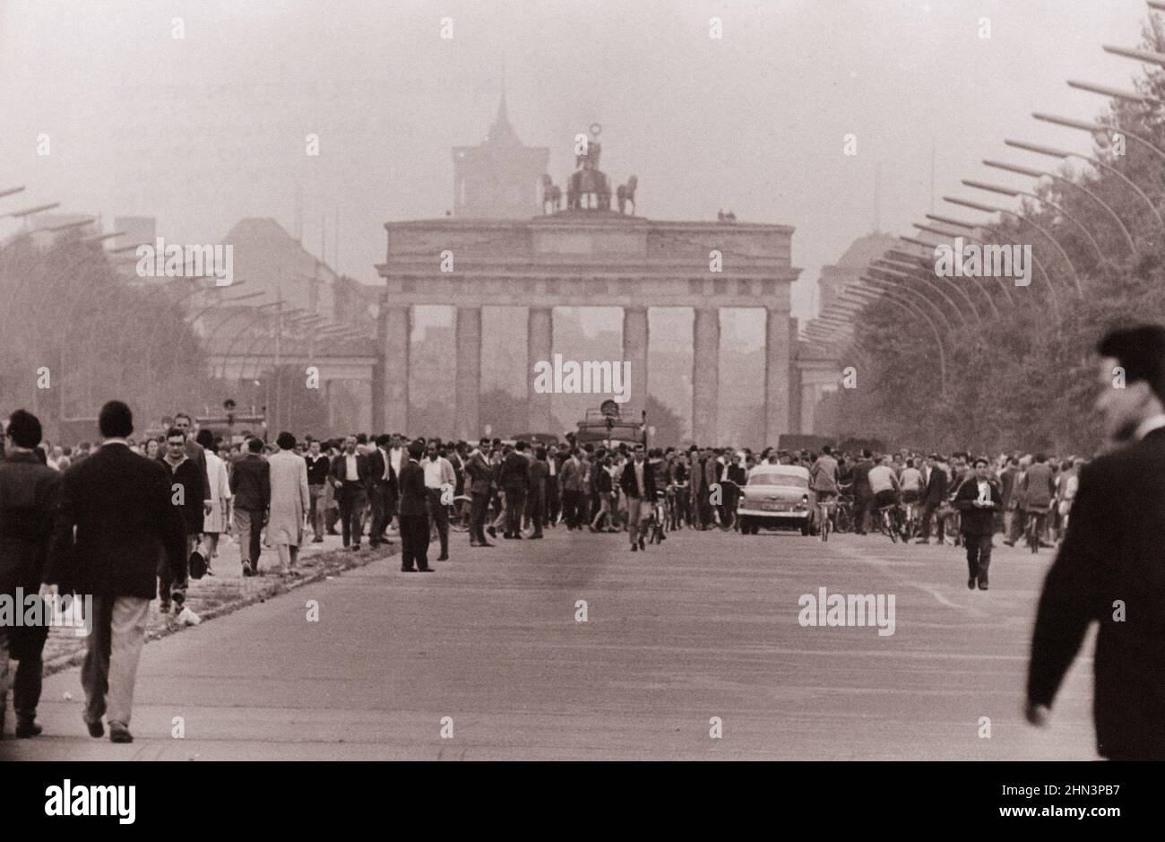 Vintage-Foto der Berliner Krise von 1961: Mauerbau Massen von West-Berliner stehen vor dem heute geschlossenen Brandenburger Tor, früher ein Prinzip Stockfoto